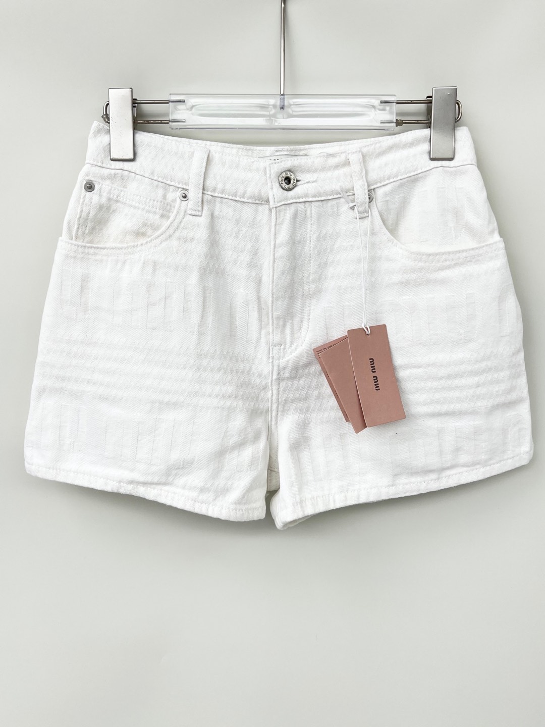 NO:416534,MIU embossed rear pocket patch embroidered letter shorts Selected imported denim fabrics Soft and comfortable texture Overall embroidered design Back pocket patch embroidered letter craftsmanship Full of details Shorts slimming custom hardware accessories High quality~,,miumiu, shorts,alexander wang19860909MIU压纹后袋贴布绣字母短裤 精选进口牛仔面料 质感柔软舒适 整体压纹设计 后袋贴布绣字母工艺 细节满满 短裤版型显瘦 定制五金配件 高品质~,,miumiu,shorts,alexander wang,Women's clothing