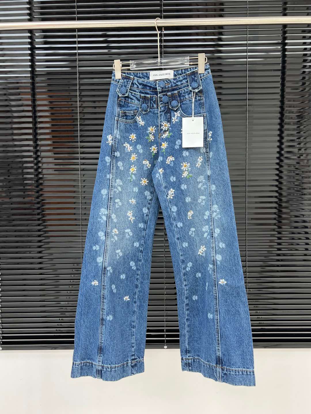 NO:438860,ANN ANDELMAN* Daisy beaded denim trousers are made of high-woven organic cotton denim fabric. The texture is soft and delicate. Daisy beaded designs are made from front and back. Super high-end!  Various washing techniques, old and clear texture, extremely slim fit, and a casual match that shows temperament. SML, alexander wang19860909ANN ANDELMAN* 雏菊钉珠牛仔长裤 采用高织有机棉牛仔面料 质感柔软细腻 前后都有做雏菊钉珠设计 超高级！多种水洗工艺 纹理做旧清晰 版型绝绝子显瘦 随意一搭都显气质 SML,,alexander wang,Women's clothing