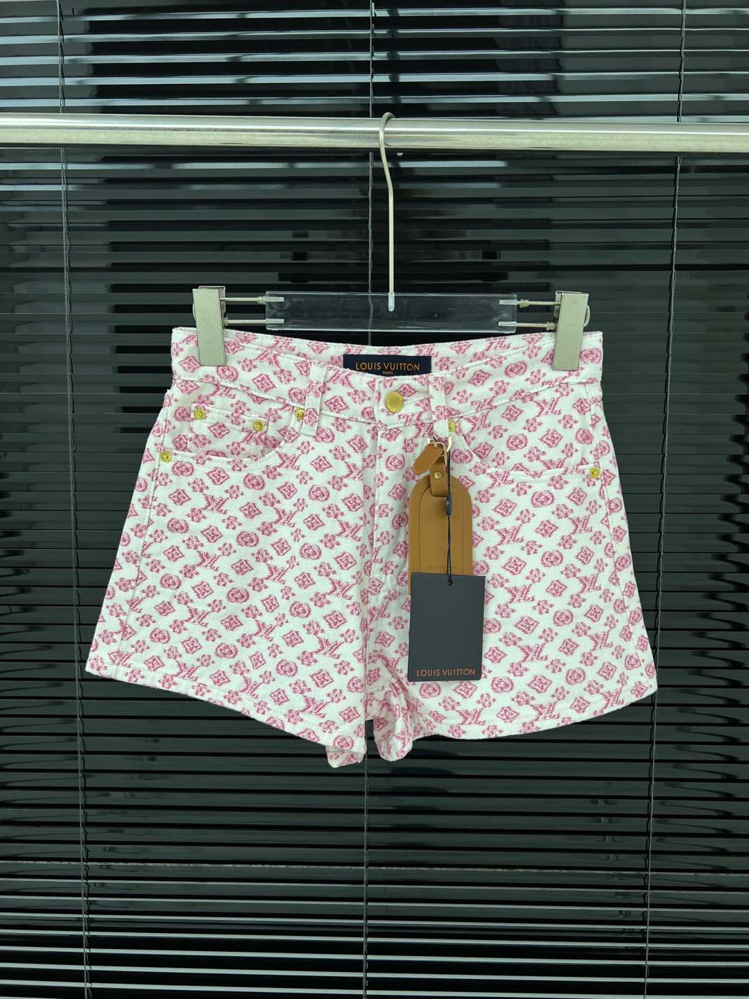 NO:437950,LouisVui*ton Two-color full-print pendant shorts Customized YB imported twill cotton material, crisp and comfortable Full-print iconic four-leaf clover letter logo pattern highlights the brand Engraved leather embellishment decoration Add a sense of styling texture Developed with accessories High-waisted straight-leg shorts Outfits are brilliant and fashionable Two-color SML,,louis vuitton, shorts,alexander wang19860909LouisVui*ton 两色满印挂件短裤 定制YB进口斜纹棉材质 挺括舒适 满印标志性四叶草字母徽标图案 彰显品牌 刻印皮标点缀装饰 增添造型层次感 面辅料开发 高腰直筒短裤 随意穿搭出彩时髦 两色SML,,louis vuitton,shorts,alexander wang,Women's clothing