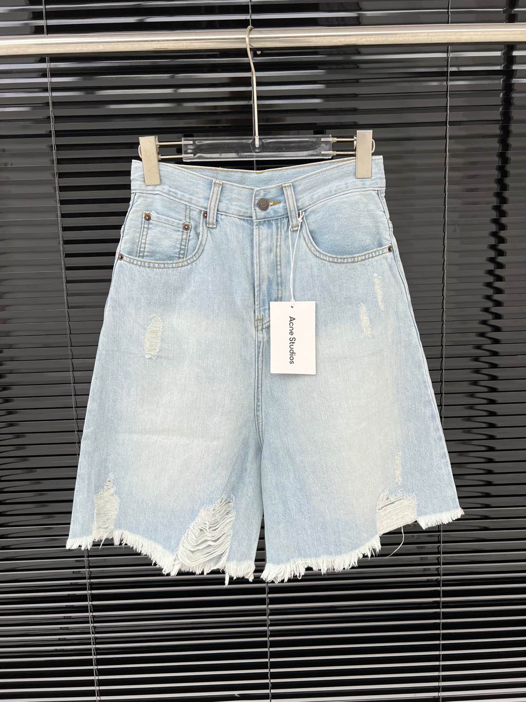 NO:447762,Acnestudios ripped denim mid-trousers pure cotton fabric personalized ripped design official website style fashionable and versatile upper body style super good-looking sml, acne studios, dior, alexander wang19860909Acnestudios 破洞牛仔中裤 纯棉面料 个性破洞设计 官网款 上身时髦百搭 版型超好看sml,,acne studios,dior,alexander wang,Women's clothing