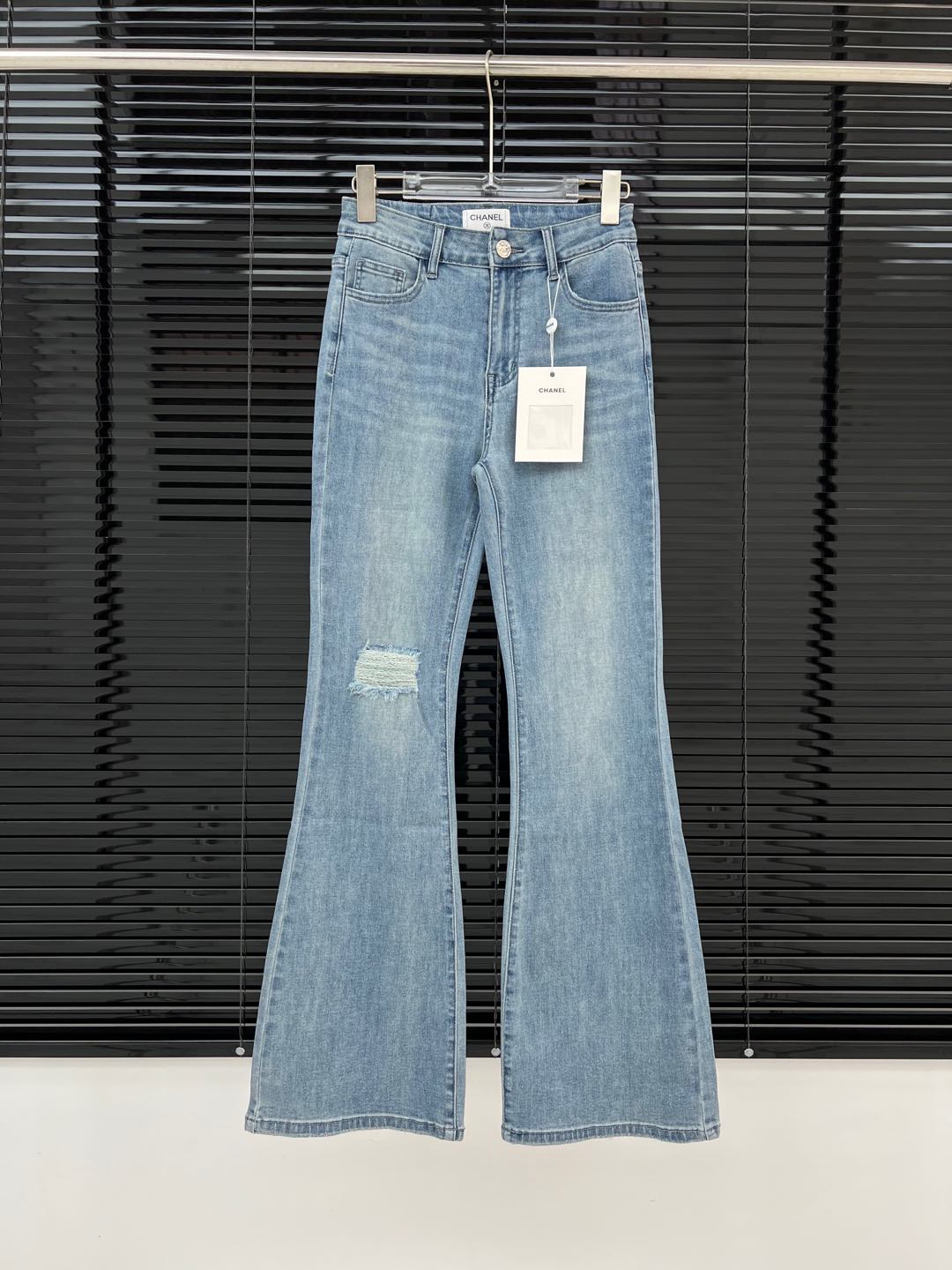 NO:437929,Chanel rear bag bead piece ripped elastic micro-flare trousers denim cotton elastic fabric soft and comfortable fabric elasticity can be used for any body shape ripped personalized design rear bag bead piece craft texture online can show the body curves well Customized hardware accessories Quality depends on details ~ SML, chanel,alexander wang19860909Chanel 后袋珠片破洞弹力微喇裤 牛仔棉弹面料 柔软舒适 面料有弹力 任何身材都可驾驭 破洞个性设计 后袋珠片工艺 质感在线 能很好展示身材曲线 定制五金配件 品质看细节~ SML,,chanel,alexander wang,Women's clothing