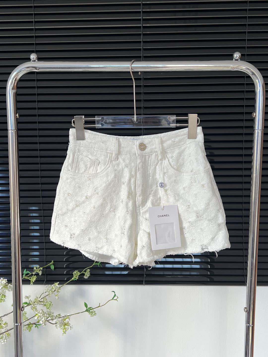 NO:437984,Chanel Heavy Industry Lace Lined Denim White Shorts This super heavy industry craftsmanship is a layer of lace, a layer of denim, and a layer of lining. Very textured. Comfortable upper body. High waist style design. Slimming and long legs. The overall light luxury feel is also very suitable for vacation. A must-have for fashionable girl SML, chanel, shorts, alexander wang19860909Chanel 重工蕾丝内衬牛仔白色短裤 这款超重工的工艺 一层蕾丝 一层牛仔布 一层内衬 很有质感 上身舒适 高腰版型设计 显瘦 显腿长 整体轻奢感十足 也很适合度假 时髦girl必备 SML,,chanel,shorts,alexander wang,Women's clothing