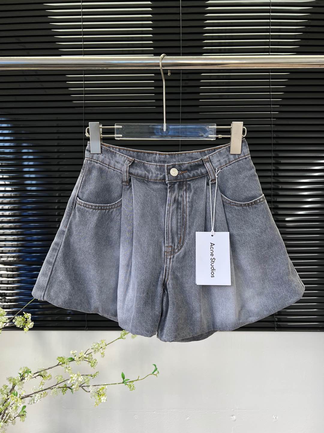 NO:437922,Acnestudios logo with back waist logo flower bud shorts official website style flower bud shorts are the trend this year. Little Miu style This style is very suitable for concave style. The upper body is really good. A must-have for fashionable essence. It can be matched with a vest/short T-style. A versatile style. The color is very OK. It is easy to match the clothes. The fabric is also very comfortable. It has a lining and is not afraid of exposing it!  Customized hardware accessories ~ SML, acne studios,dior,miumiu, shorts,alexander wang19860909Acnestudios 后腰logo标花苞短裤 官网款 花苞裤版型是今年流行趋势 小miu风 这款很适合凹造型 上身确实很好看 时髦精必入款 搭配背心/短款T都可 百搭款 色系很ok 好搭配衣服 面料也是很舒服哟 有内衬 不怕走光啦！ 定制五金配件~ SML,,acne studios,dior,miumiu,shorts,alexander wang,Women's clothing