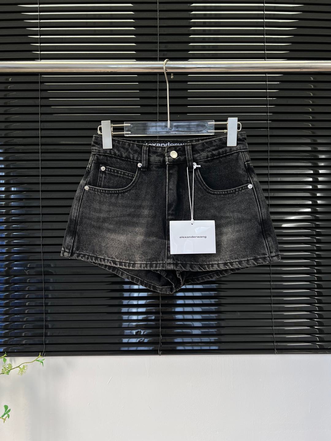 NO:437969,Alexanderwang Back waist leather black trouser skirt Official website style A must-have item for all seasons. It is very suitable to wear it in summer. Black colors are very versatile. It is very fashionable when you match it casually. The skirt style design does not have to worry about exposure at all. The upper body covers the flesh and makes you look thin. It does not show your hips wide. The overall versatile and exquisite SML, skirts, alexander wang19860909Alexanderwang 后腰皮牌黑色裤裙 官网款 一年四季必备单品 夏天穿超合适 黑色色系很百搭 随意一搭很时髦 裤裙版型设计 一点都不用担心走光问题 上身遮肉显瘦 不显胯宽 整体百搭又精致 SML,,skirts,alexander wang,Women's clothing