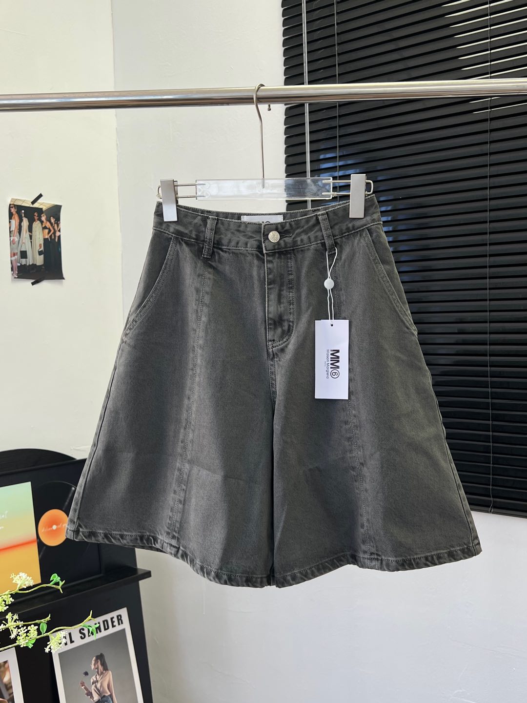 NO:438848,MM6 Magila Simple military green mid-pants, five-quarter pants loose, the upper body is very beautiful, the color is good, the style is versatile, it is a darker military green boy can also wear~ A very simple style, casually match it to show your temperament SML,,masion margiela,masion margiela,alexander wang19860909MM6马吉拉 简约军绿色中裤 五分裤版型宽松 上身很绝 色系好看 版型百搭 是比较深一点的军绿色男生也可以穿~ 很简约的style 随意一搭很显气质 SML,,masion margiela,masion margiela,alexander wang,Women's clothing