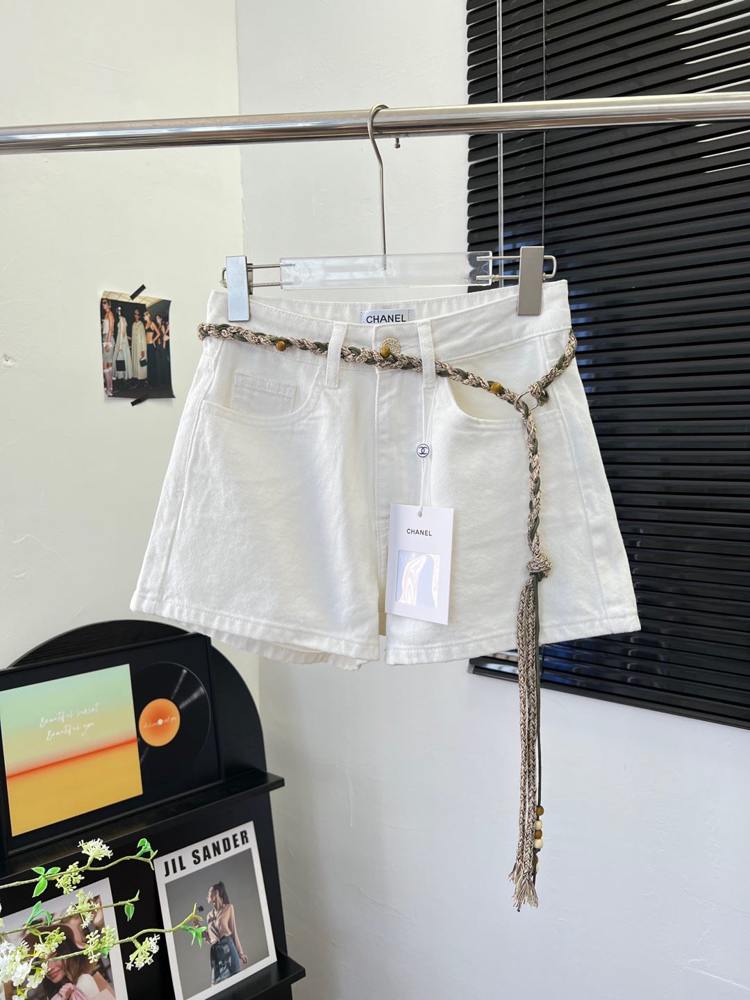 NO:438855,Chanel braided waist rope beaded white shorts. A very vacation style shorts. The waist rope is handmade. Straight fitted with a back pocket embroidered letter design. The brand tone is very suitable for matching with a small vest~ It feels refreshing and hot in summer. Recommended SML m, chanel, shorts, alexander wang19860909Chanel 编织腰绳串珠白色短裤 很有度假风的一款短裤 腰绳都是手工定制的哦 版型直筒 后袋刺绣字母设计 彰显品牌调调 白色色系很适合搭配小背心~ 夏天穿很清爽辣妹的感觉 推荐 SML m,,chanel,shorts,alexander wang,Women's clothing