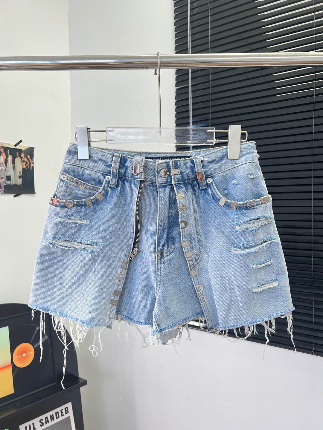 NO:444574,Alexanderwang 25ss new model, metal decorative double-layer jeans skirt, key metal decorative, texture details are all online, front trousers, back skirt style double-layer design, super design sense, no need to worry about exposure at all, upper body covers flesh and makes it look thin, does not show wide hips, overall versatile and exquisite, must-have items for wardrobe sml, skirts, jeans, alexander wang19860909Alexanderwang 25ss新款 金属装饰双层牛仔裤裙 钥匙金属装饰 质感细节都在线 前裤型后裙版型双层设计 超有设计感的 裤裙设计一点都不用担心走光问题 上身遮肉显瘦 不显胯宽 整体百搭又精致 衣柜必入单品sml,,skirts,jeans,alexander wang,Women's clothing