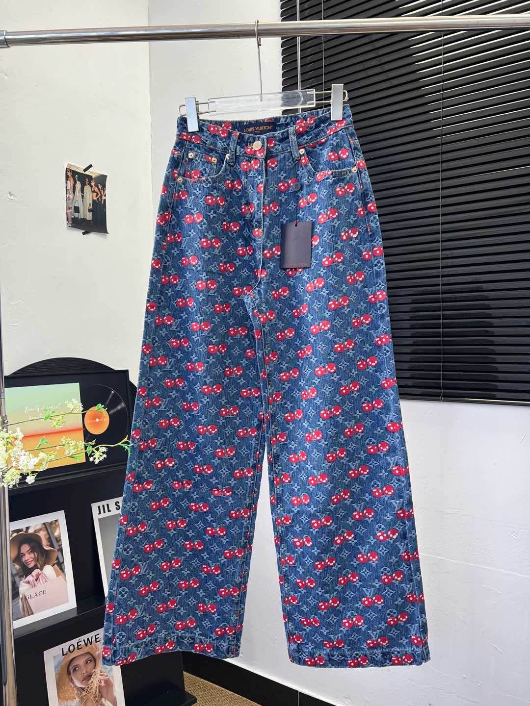 NO:447747,LouisVui*ton 2025 early autumn new style, full-printed letter cherry trousers, cotton denim material, full-printed letter cherry design, inside is also full-printed, can be rolled up trousers, the style is good-looking and slim, overall fashionable and fashionable, light luxury online sml,,louis vuitton,alexander wang19860909LouisVui*ton 2025早秋新款 满印字母樱桃长裤 全棉牛仔材质 满印字母樱桃设计 内里也是满印哦 可卷裤脚穿 版型好看显瘦 整体时髦洋气 轻奢感在线 sml,,louis vuitton,alexander wang,Women's clothing