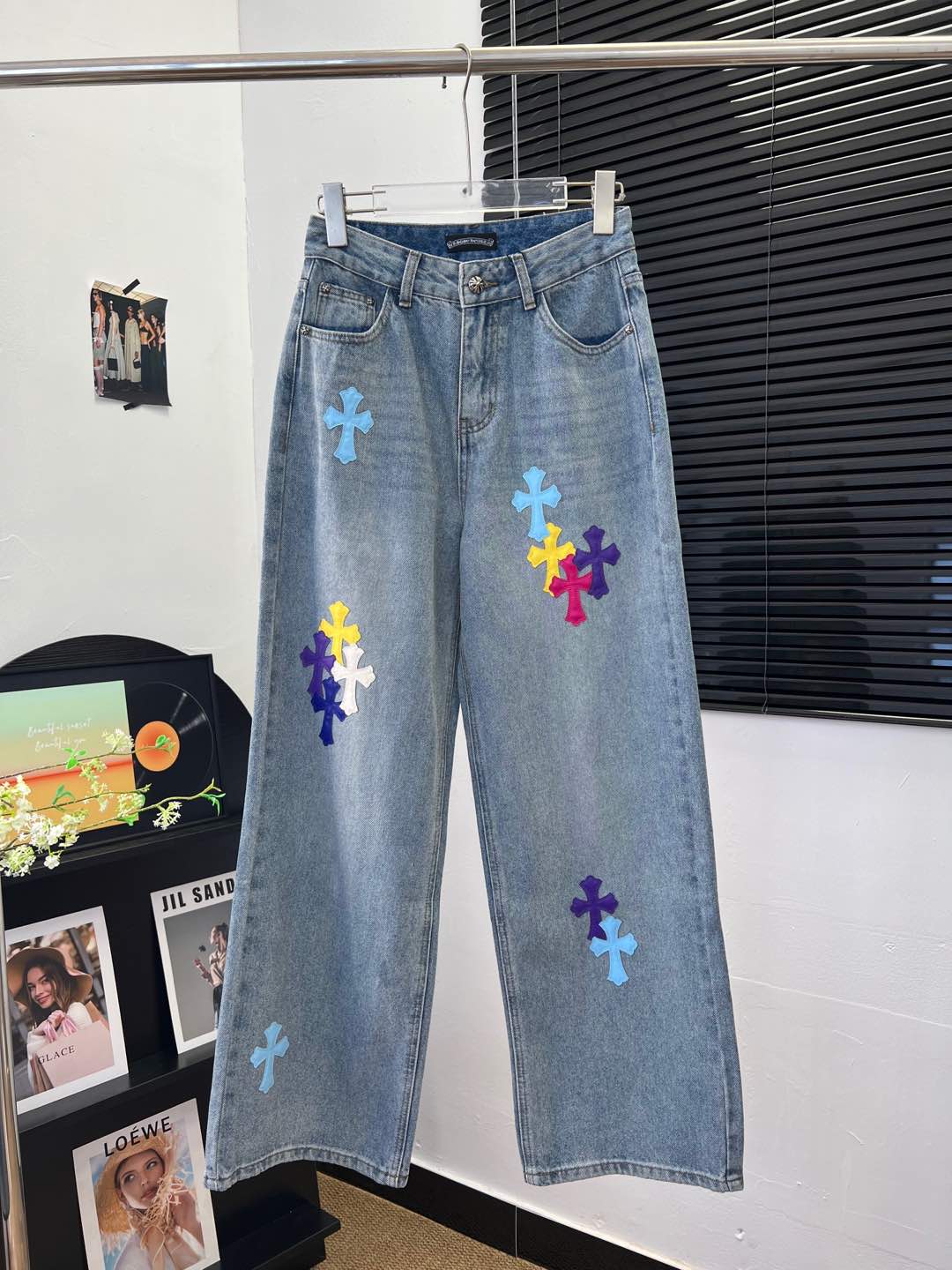 NO:447695,CH Croxin 25ss new colored cross leather trousers Classic wash blue color versatile and durable Multi-position sewing leather cross craft design Comfortable and unrestrained upper body, excellent texture, straight and loose fit, can be used for any body shape sml, chrome hearts, alexander wang19860909CH克罗心 25ss新款 彩色十字架皮标长裤 经典水洗蓝色系 百搭、耐看 多位车缝皮十字架工艺设计 上身舒适无束缚感 质感很绝 版型直筒宽松 任何身形都可以驾驭 sml,,chrome hearts,alexander wang,Women's clothing