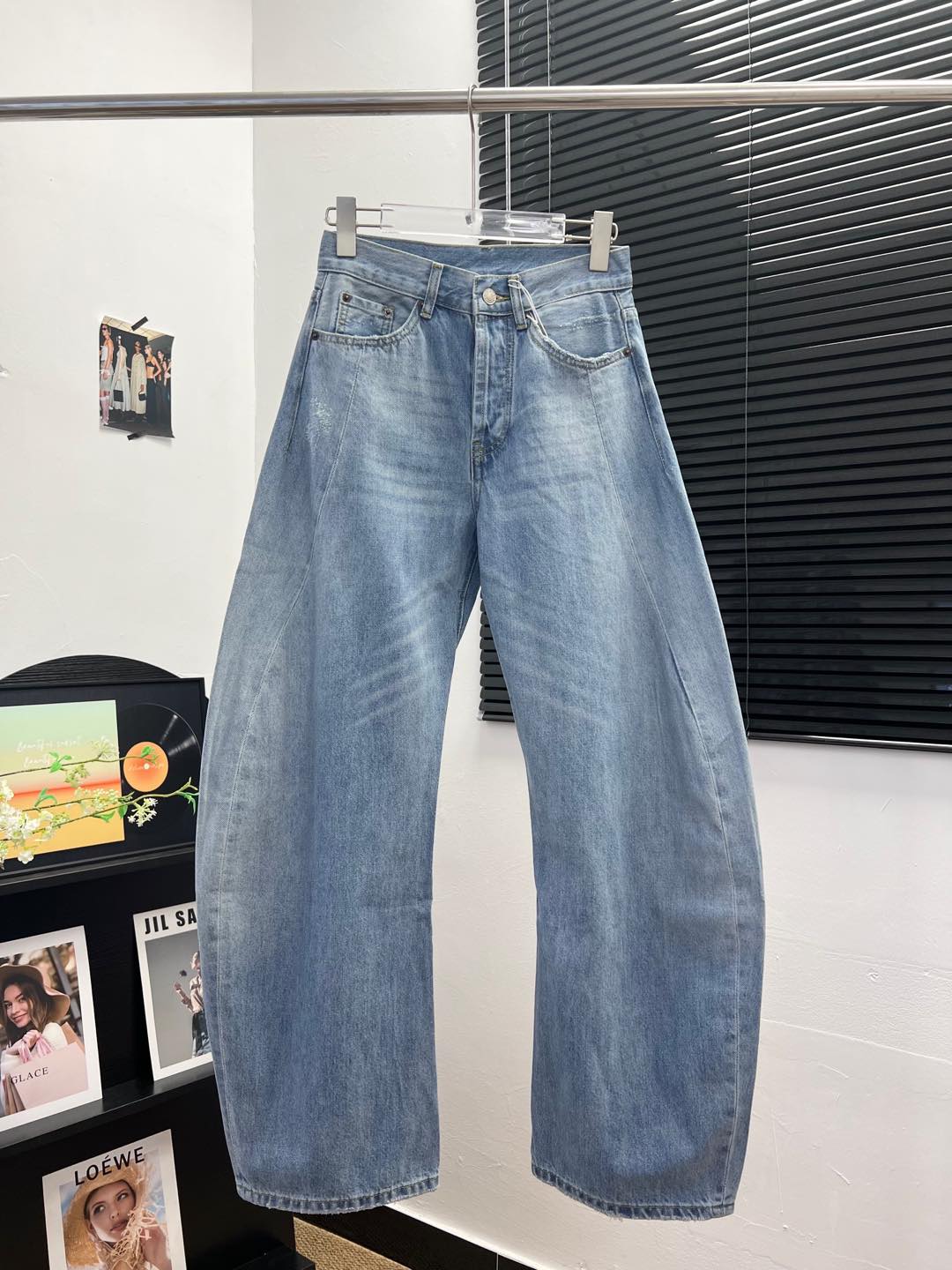 NO:451275,ACN* 25aw gradient splicing simple machete jeans, made of denim cotton, light blue, very beautiful, scimitar pants style to modify the legs, cover the hips and make it look slimming, back pocket leather card design sml, jeans, alexander wang19860909ACN* 25aw 渐变拼接简约弯刀牛仔裤 采用牛仔全棉材 色系浅蓝非常好看 弯刀裤版型修饰腿型 遮胯显瘦 后袋皮牌设计 sml,,jeans,alexander wang,Women's clothing