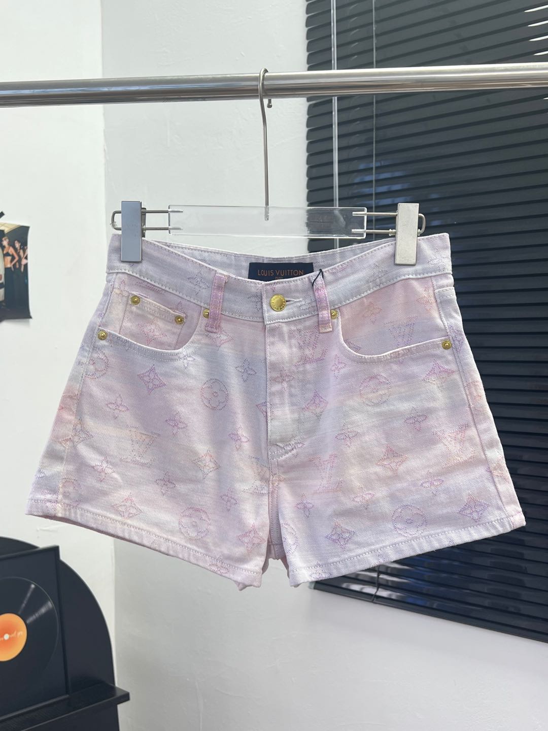 NO:451269,LouisVuit*on 25aw full-print letter logo denim shorts This pants are really easy to match, pink and purple gradient color, super eye-catching, paired with vest short sleeves, very good looking, very elegant, high waist style, long legs~ sml,,louis vuitton, shorts, T-shirt, alexander wang19860909LouisVuit*on 25aw 满印字母logo牛仔短裤 这款裤子真的很好搭 粉紫渐变色系 超吸引眼球的 搭配背心短袖都很好看 很显气质 高腰版型 显腿长~ sml,,louis vuitton,shorts,T-shirt,alexander wang,Women's clothing