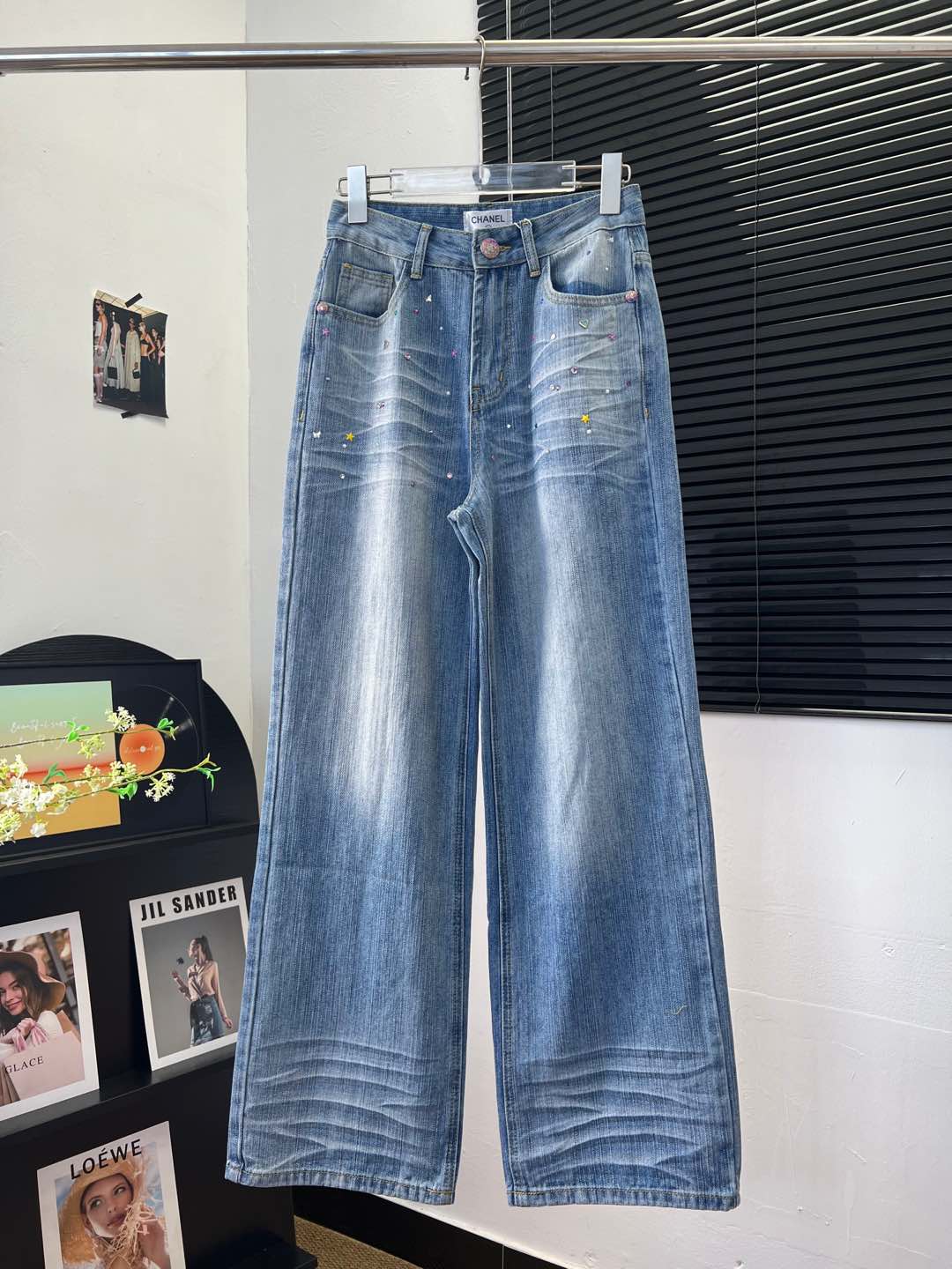 NO:452979,Chanel 25 early autumn new style Love Star Decoration Decoration Decoration Decoration Decoration Customized soft denim fabric comfortable texture Love Star Decoration Fashionable girl must have High waist straight loose style Whoever wears it will look slimming series sml, chanel, alexander wang19860909Chanel 25早秋新款 爱心星星装饰牛仔长裤 定制软的牛仔面料质地舒适 爱心星星装饰 时髦girl必备 高腰直筒宽松版型 谁穿谁显瘦系列sml,,chanel,alexander wang,Women's clothing