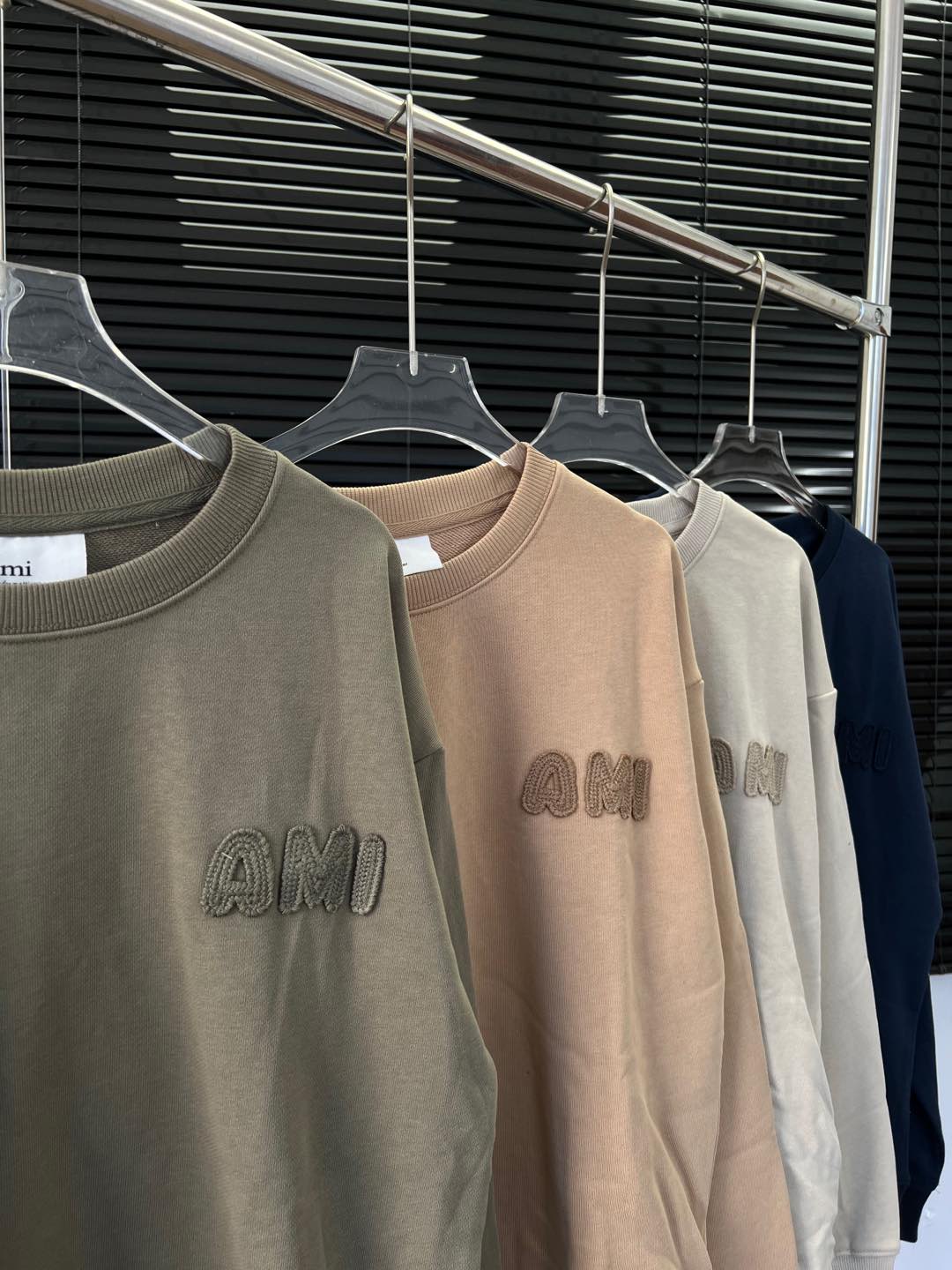 “High-End Quality Women’s Suit with Four-Colour Embroidery Coat in Pure Khmer Heavy Fabric” - 图片 2