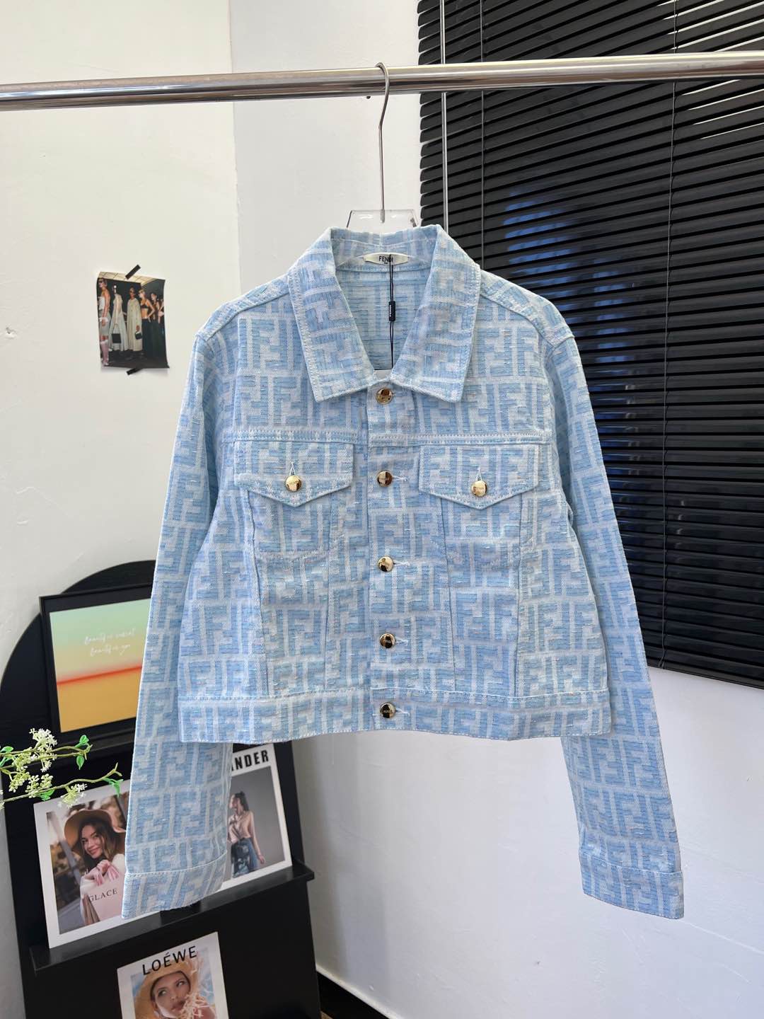NO:479167,FEND* jacquard full print denim jacket yb custom imported jacquard denim material high-quality full print design F-full print design fits the human body short style to better show the figure SML, Fendi, Jackets & coats, alexander wang19860909FEND*提花满印牛仔外套 yb定制进口提花牛仔材质 质感高级 满印F满印设计 正肩设计贴合人体 短款版型更显身材 码数sml,,fendi,jackets & coats,alexander wang,Women's clothing