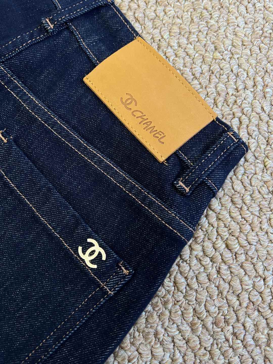 Chanel 25早秋新款 刺绣字母双口袋牛仔长裤 很高级的深色牛仔色系 面料厚度适合春秋冬~ 高腰直筒