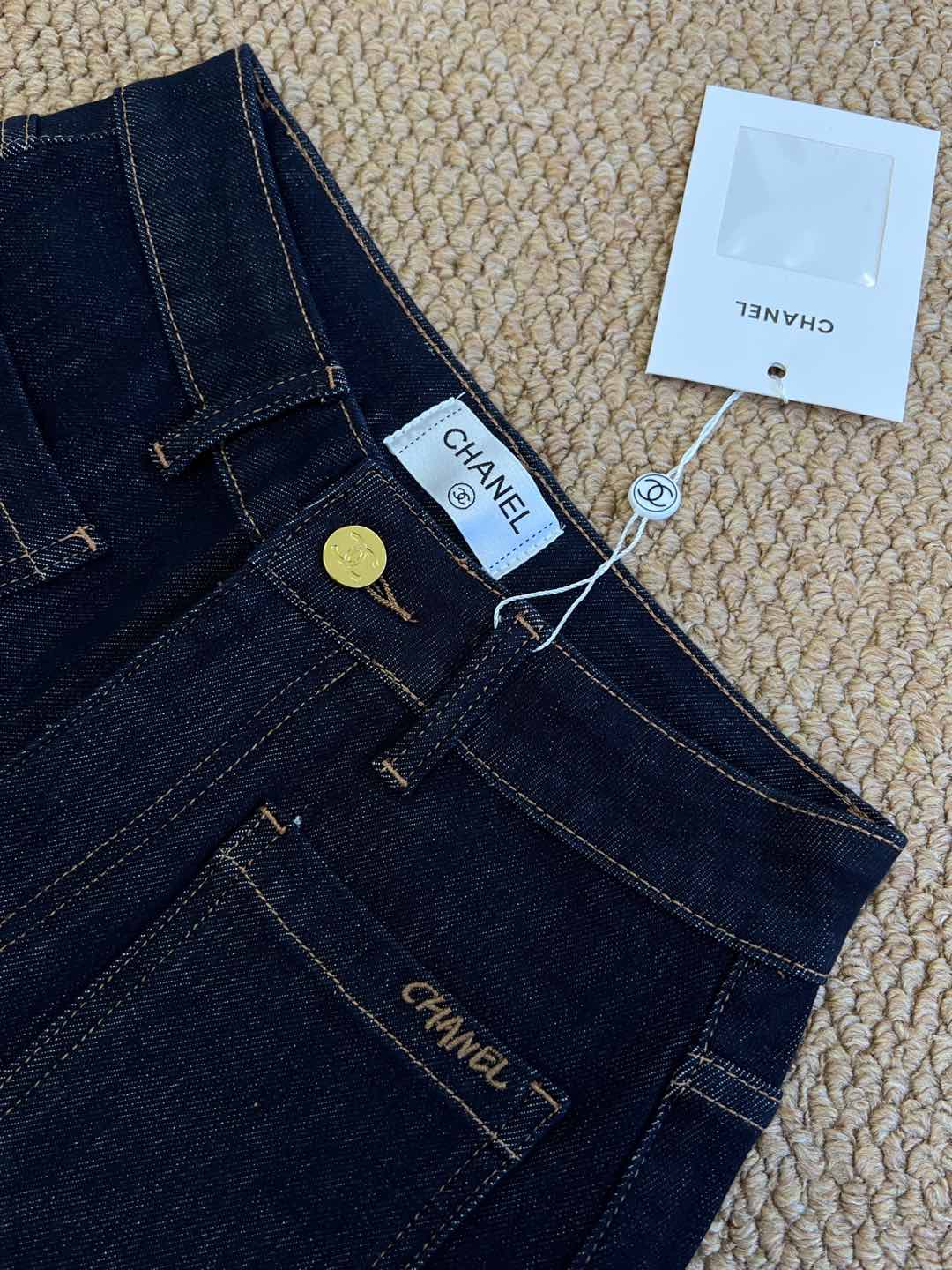 Chanel 25早秋新款 刺绣字母双口袋牛仔长裤 很高级的深色牛仔色系 面料厚度适合春秋冬~ 高腰直筒