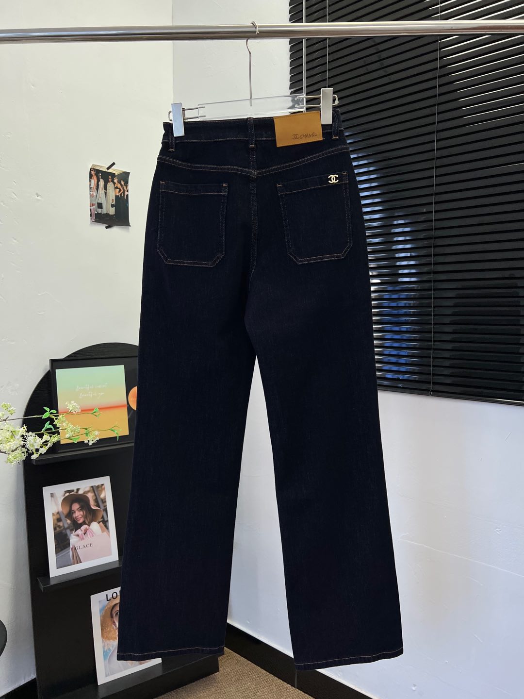 Chanel 25早秋新款 刺绣字母双口袋牛仔长裤 很高级的深色牛仔色系 面料厚度适合春秋冬~ 高腰直筒