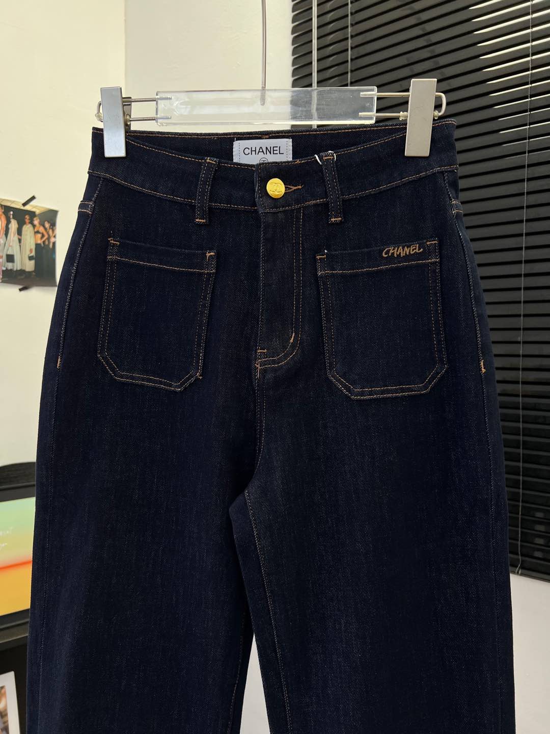 Chanel 25早秋新款 刺绣字母双口袋牛仔长裤 很高级的深色牛仔色系 面料厚度适合春秋冬~ 高腰直筒
