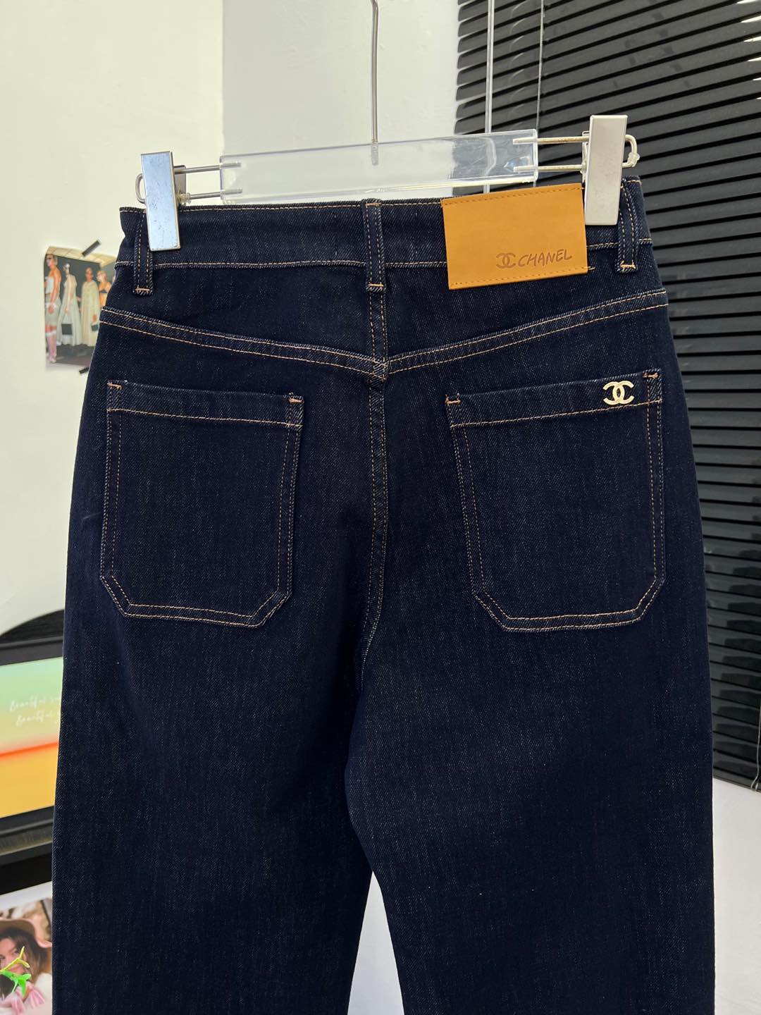Chanel 25早秋新款 刺绣字母双口袋牛仔长裤 很高级的深色牛仔色系 面料厚度适合春秋冬~ 高腰直筒