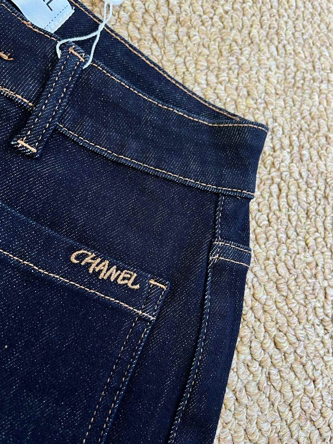 Chanel 25早秋新款 刺绣字母双口袋牛仔长裤 很高级的深色牛仔色系 面料厚度适合春秋冬~ 高腰直筒