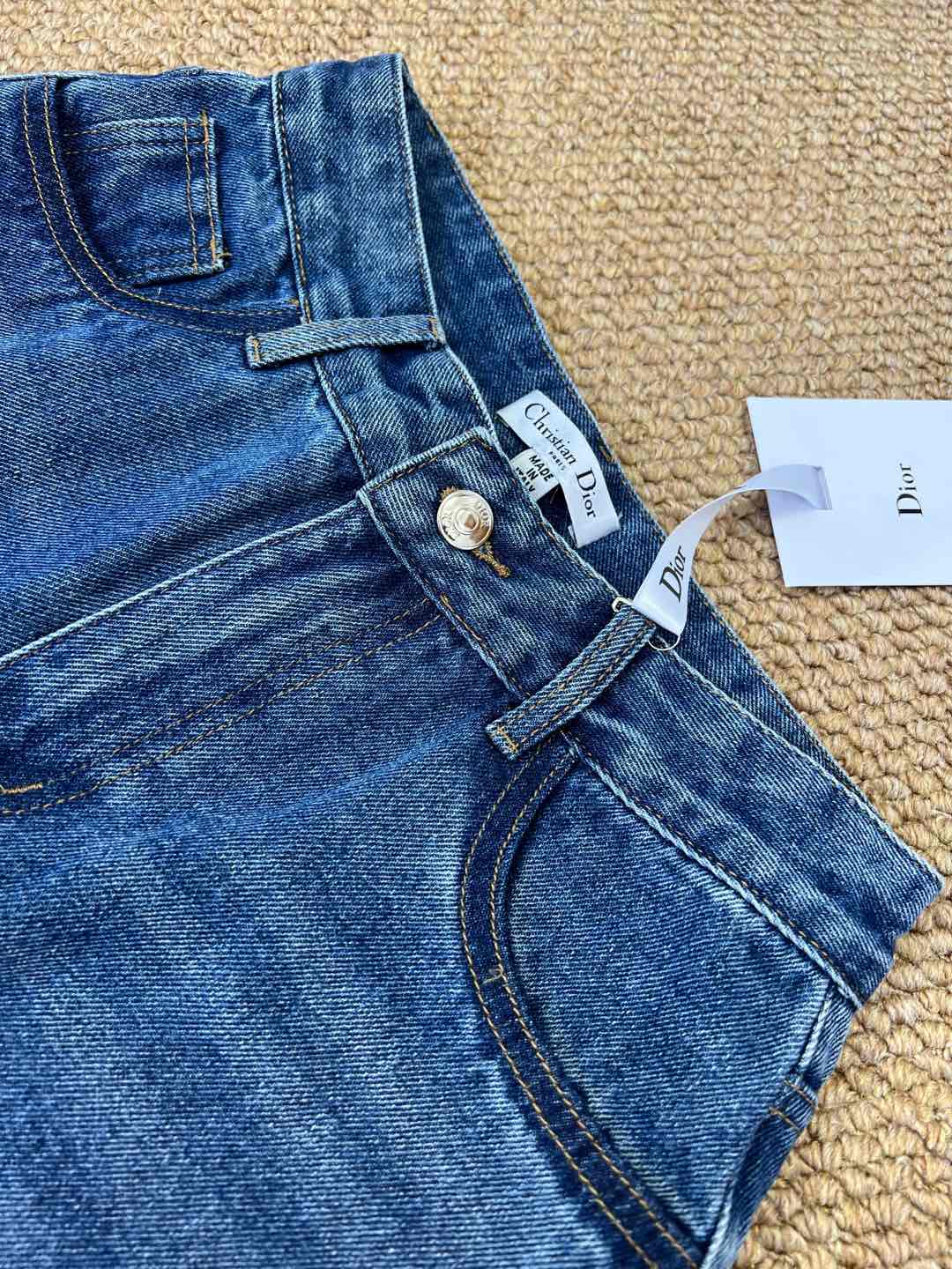 Dio* 25早秋新款 后袋压胶字母直筒长裤 采用高端牛仔棉面料 软的牛仔面料质地舒适 上身柔软 后袋压