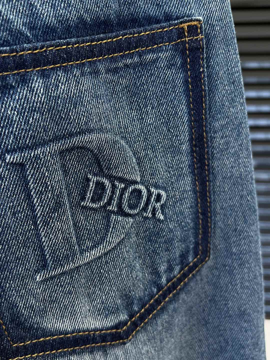 Dio* 25早秋新款 后袋压胶字母直筒长裤 采用高端牛仔棉面料 软的牛仔面料质地舒适 上身柔软 后袋压