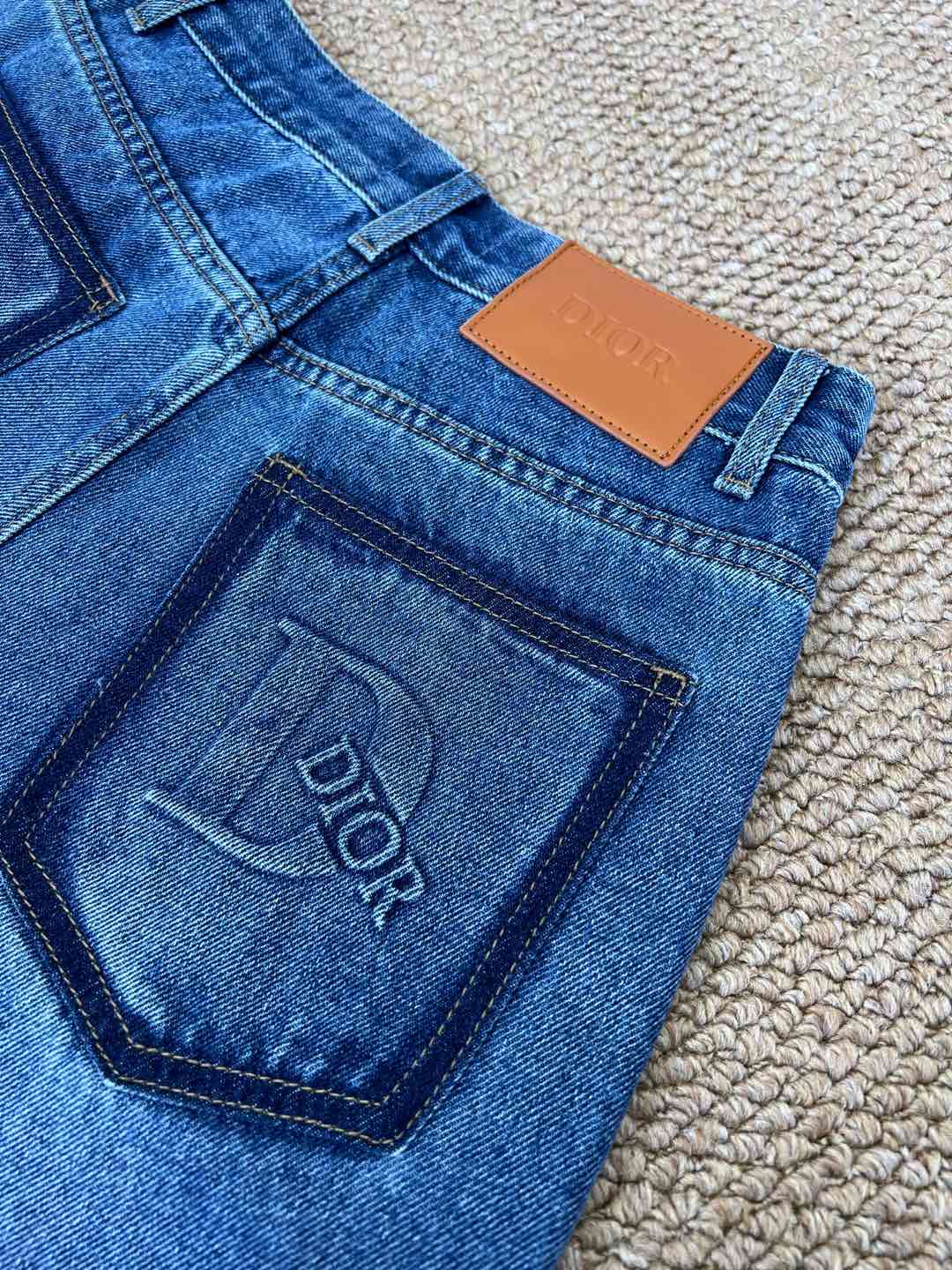 Dio* 25早秋新款 后袋压胶字母直筒长裤 采用高端牛仔棉面料 软的牛仔面料质地舒适 上身柔软 后袋压