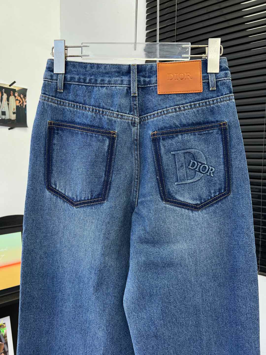 Dio* 25早秋新款 后袋压胶字母直筒长裤 采用高端牛仔棉面料 软的牛仔面料质地舒适 上身柔软 后袋压