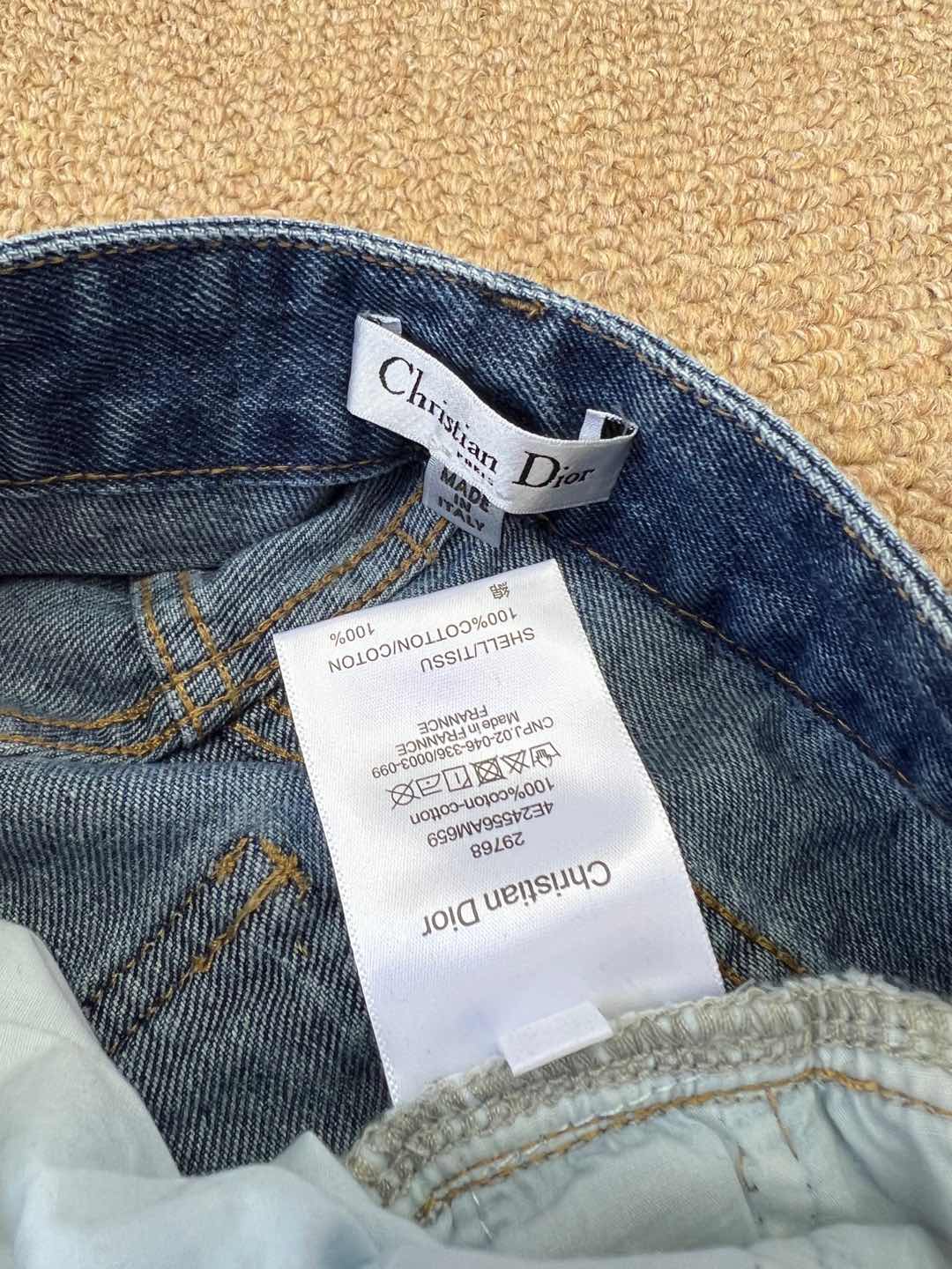 Dio* 25早秋新款 后袋压胶字母直筒长裤 采用高端牛仔棉面料 软的牛仔面料质地舒适 上身柔软 后袋压