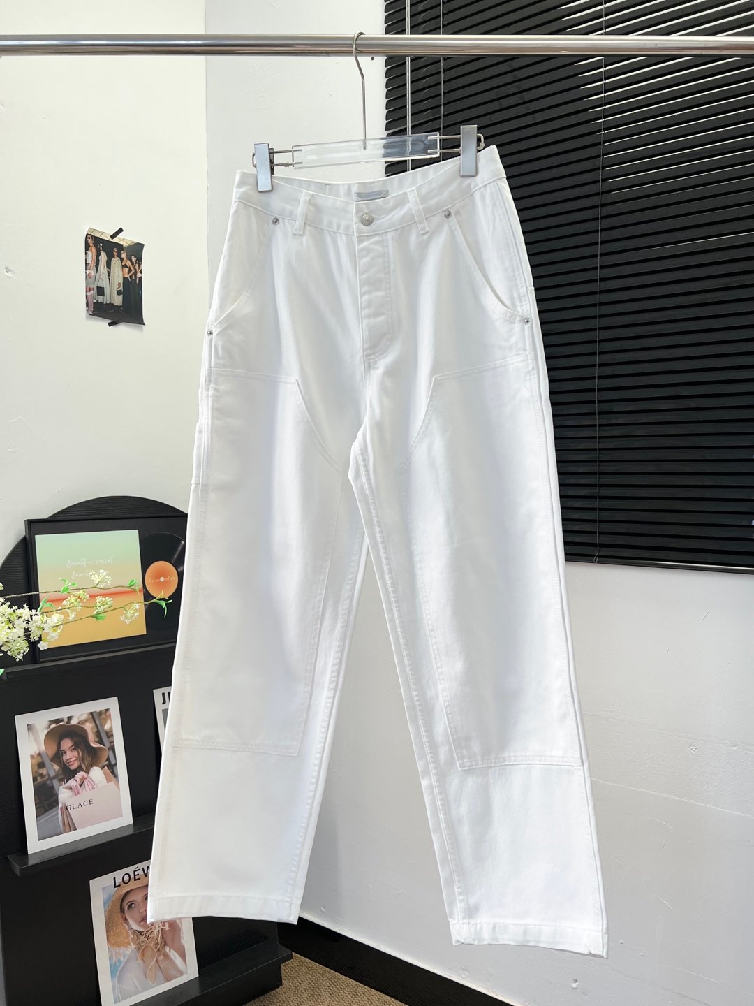NO:494989,,220Dio* 25 early autumn new style pocket workwear casual trousers, original denim cotton fabric, pocket workwear design, loose style, can be worn by both men and women, simple and versatile white color, back waist brand logo leather logo, highlighting the brand personality, code sml,,dior,alexander wang19860909,220Dio* 25早秋新款 口袋工装休闲长裤 采用原牛仔棉面料 口袋工装设计 版型宽松 男女都可以穿 白色色系简约百搭 后腰品牌logo皮标 彰显品牌个性 码数sml,,dior,alexander wang,Women's clothing