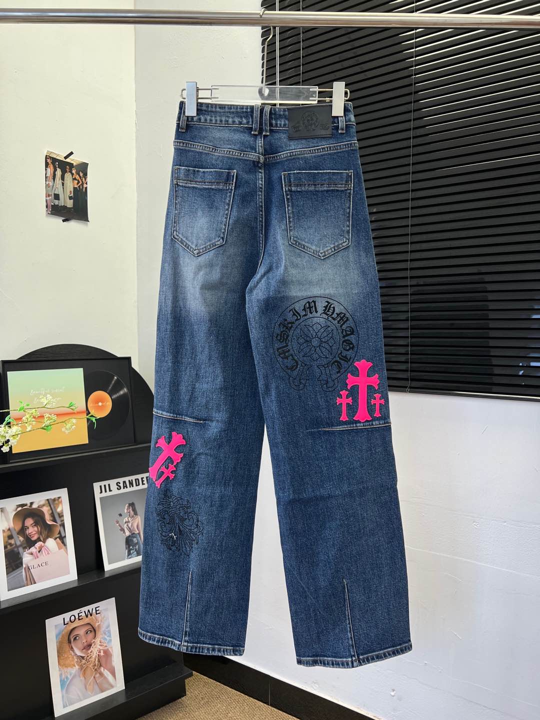 CH克罗心 25早秋新款 涂鸦贴皮十字架弹力直筒裤 定制yb斜纹面料材质 质感超好的 粉色立体十字架设计