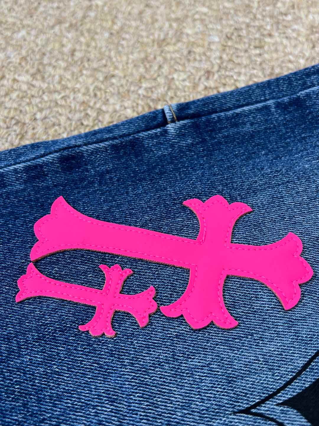 CH克罗心 25早秋新款 涂鸦贴皮十字架弹力直筒裤 定制yb斜纹面料材质 质感超好的 粉色立体十字架设计