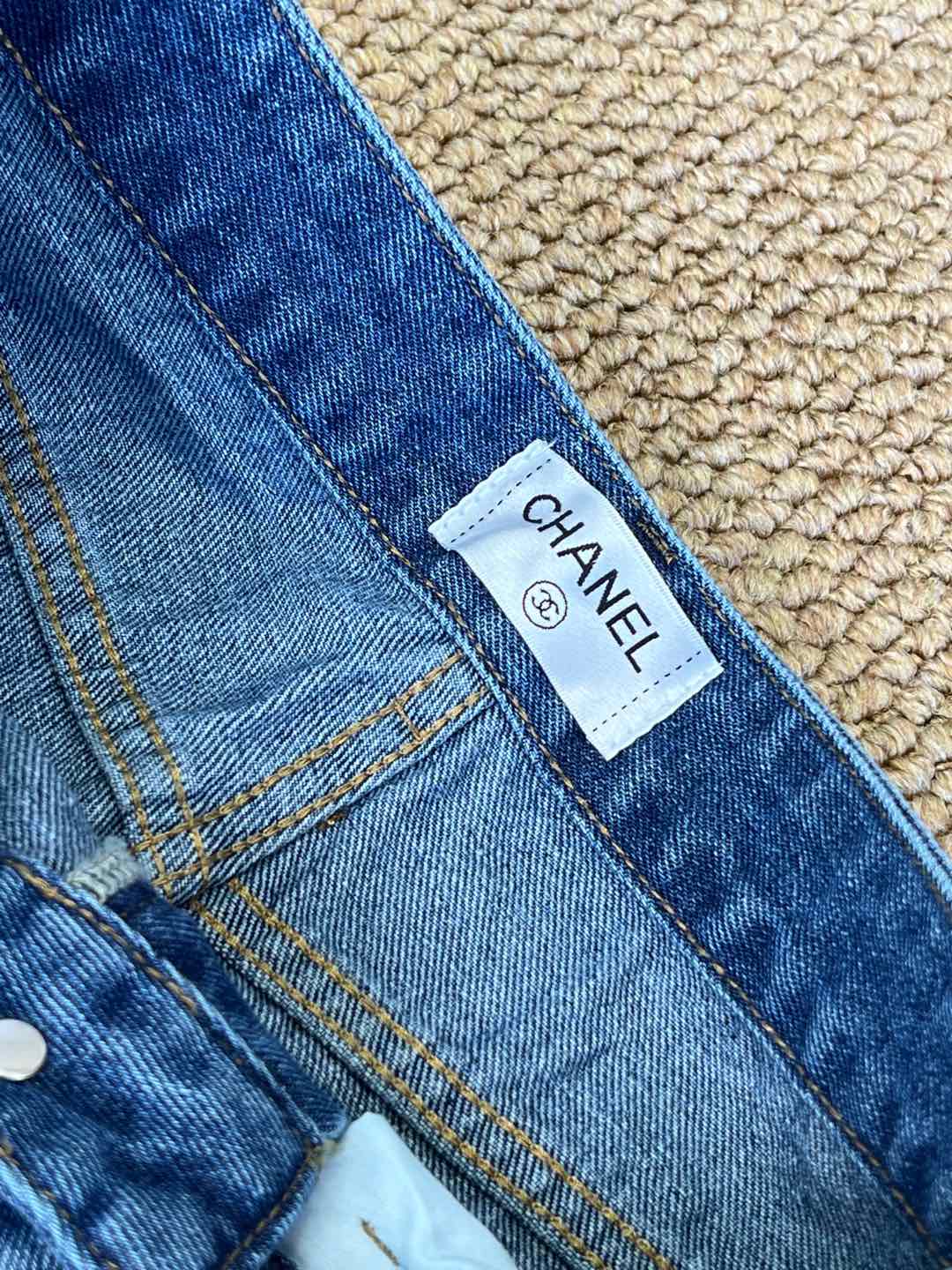 Chanel 25秋冬新款 大纽扣后压胶logo牛仔裤 采用牛仔棉面料 双排扣设计 高腰直筒版型 后袋l