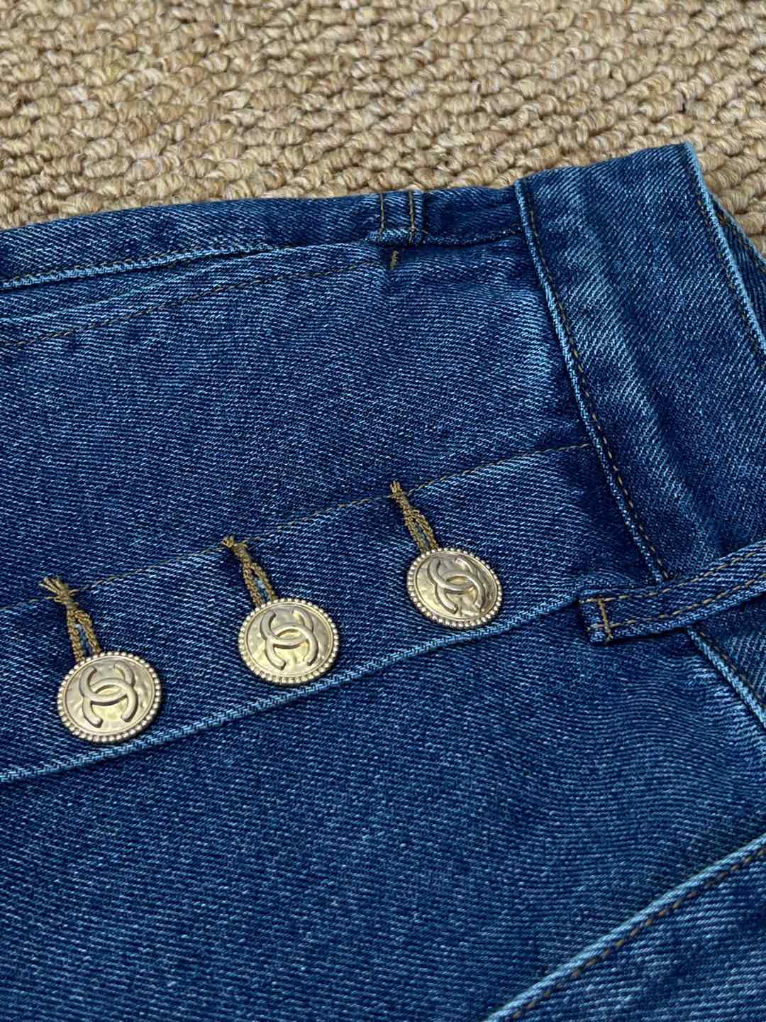 Chanel 25秋冬新款 大纽扣后压胶logo牛仔裤 采用牛仔棉面料 双排扣设计 高腰直筒版型 后袋l