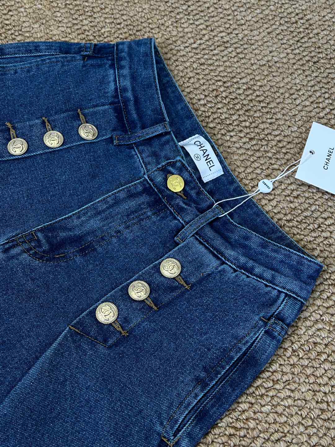 Chanel 25秋冬新款 大纽扣后压胶logo牛仔裤 采用牛仔棉面料 双排扣设计 高腰直筒版型 后袋l