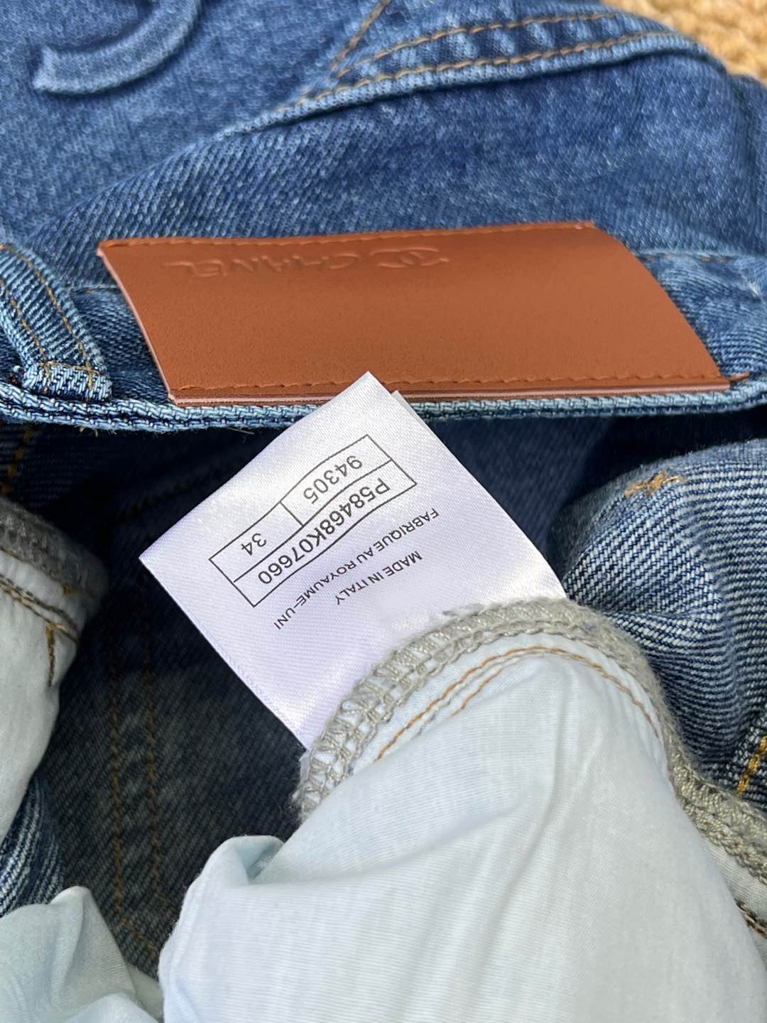 Chanel 25秋冬新款 大纽扣后压胶logo牛仔裤 采用牛仔棉面料 双排扣设计 高腰直筒版型 后袋l