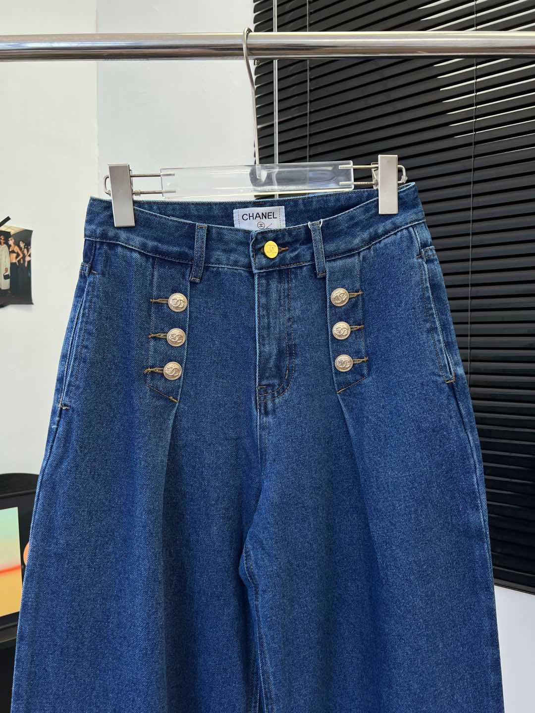 Chanel 25秋冬新款 大纽扣后压胶logo牛仔裤 采用牛仔棉面料 双排扣设计 高腰直筒版型 后袋l
