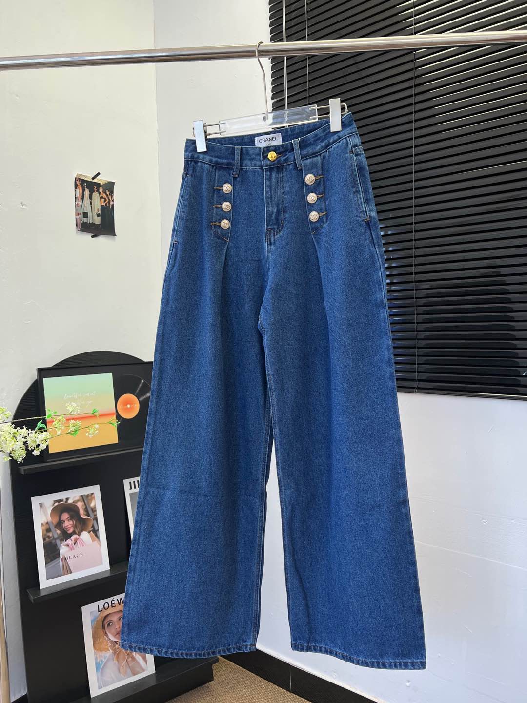 NO:500120,,230Chanel 25 autumn and winter new style, large button rear pressing logo jeans, adopt denim cotton fabric, double-breasted design, high waist straight-fitting style, rear bag logo glue pressing technology, code sml, chanel, jeans, alexander wang19860909,230Chanel 25秋冬新款 大纽扣后压胶logo牛仔裤 采用牛仔棉面料 双排扣设计 高腰直筒版型 后袋logo压胶工艺 码数sml,,chanel,jeans,alexander wang,Women's clothing