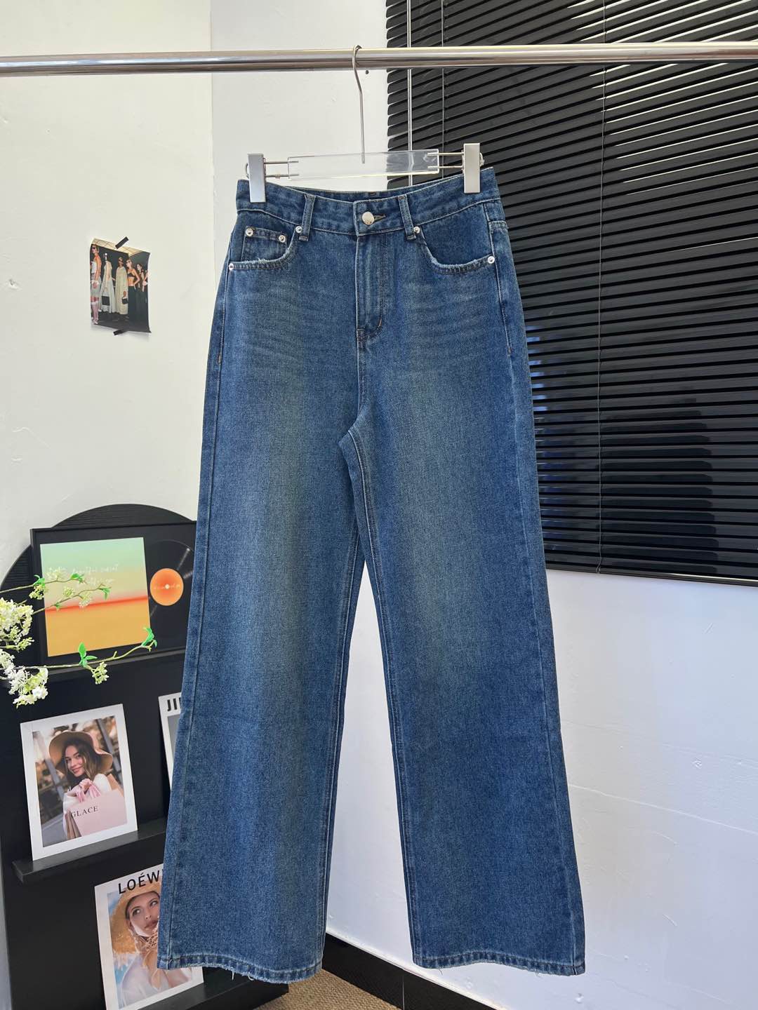 NO:500123,LouisVuit*on 25 autumn and winter new style, rear bag printed glue letter trousers, customized twill denim fabric, high waist straight-leg pants style, enzyme washing process, rear bag printed glue letter craft, fabric soft and comfortable, good texture, code sml,,louis vuitton,alexander wang19860909LouisVuit*on 25秋冬新款 后袋印花压胶字母长裤 定制斜纹牛仔面料 高腰直筒裤版型 酵素洗水工艺 后袋印花压胶字母工艺 面料柔软舒适 质感很好 码数sml,,louis vuitton,alexander wang,Women's clothing