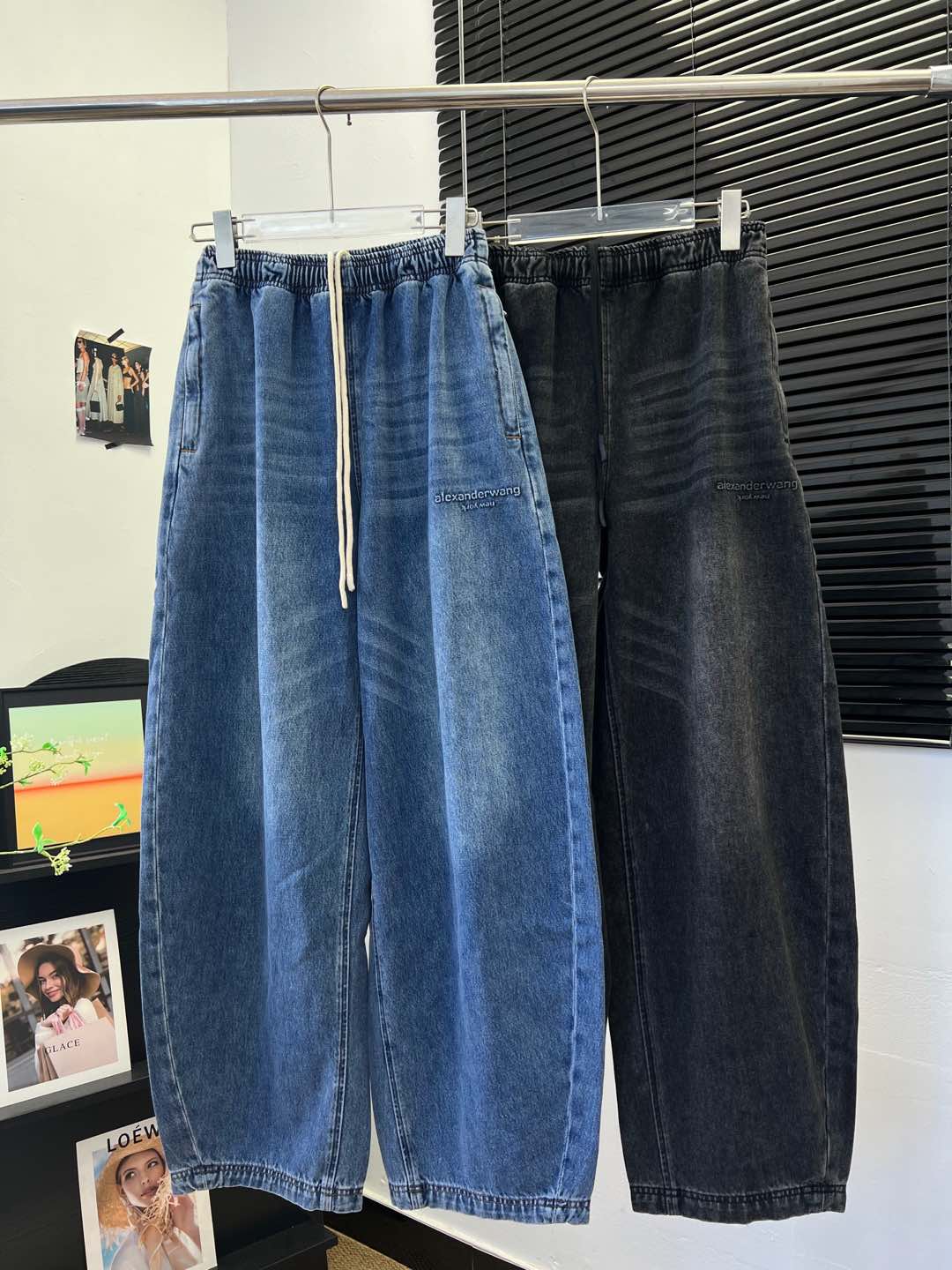 NO:500126,Alexanderwang 25 autumn and winter new style drawstring elastic waist pressing glue letter wide-leg pants official website style can be worn by both men and women Loose wide-leg pants style elastic waist drawstring design does not pick the figure at all Enzyme washing process Fabric thin and thickness can be worn all year round Two-color SML, alexander wang19860909Alexanderwang 25秋冬新款 抽绳松紧腰压胶字母阔腿裤 官网款 这款男女都可以穿哦 宽松阔腿裤版型 松紧腰抽绳设计 一点都不挑身材 酵素洗水工艺 面料薄厚度适中 一年四季都可以穿 两色SML,,alexander wang,Women's clothing