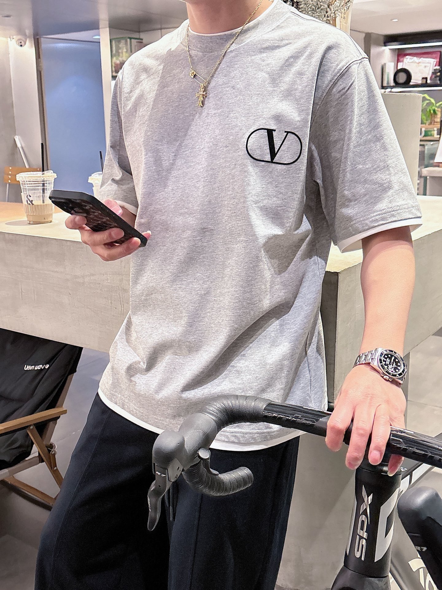 NO:115911,Warren Spring and Summer fake two-piece short-sleeved T-shirt, the fabric is made of high-quality fabric, flat, hard and stylish. The fake two-piece design is contrasting color spliced ​​to create a layered feeling, and the logo is embellished on the front and back of the chest. The design is super high street style, which is super beautiful and versatile!  Same model for men and women. Number of codes: S-XXL, valentino, T-shirt,tees, t-shirt,alexander wang19860909华伦春夏假两件新款短袖T恤,面料采用优质面料,平整硬挺有型,假两件设计撞色拼接穿出层次感,logo点缀于胸前后背,设计超高街风,超级好看百搭！男女同款 码数:S-XXL,,valentino,T-shirt,tees，t-shirt,alexander wang,Men's clothing