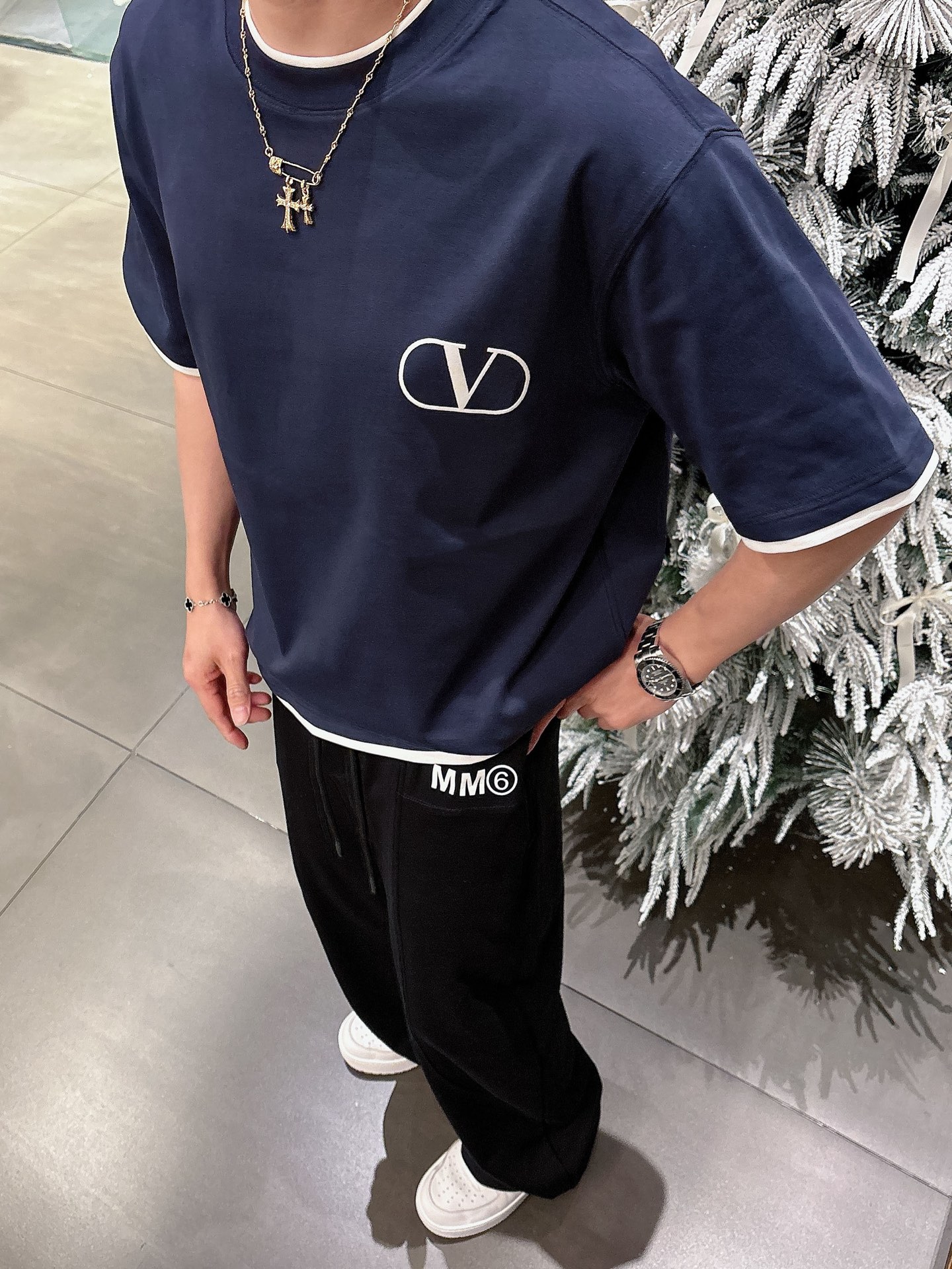 NO:115913,Then, the two new short-sleeved T-shirts in Valentine's spring and summer are made of high-quality fabrics, which are flat, hard and stylish. The two-piece designs are contrasting colors and spliced ​​to create a sense of layering. The logo embellishes the front and back of the chest. The design is super high street style, which is super beautiful and versatile!  Same model for men and women. Number of codes: S-XXL, valentino, T-shirt,tees, t-shirt,alexander wang19860909然后华伦春夏假两件新款短袖T恤,面料采用优质面料,平整硬挺有型,假两件设计撞色拼接穿出层次感,logo点缀于胸前后背,设计超高街风,超级好看百搭！男女同款 码数:S-XXL,,valentino,T-shirt,tees，t-shirt,alexander wang,Men's clothing