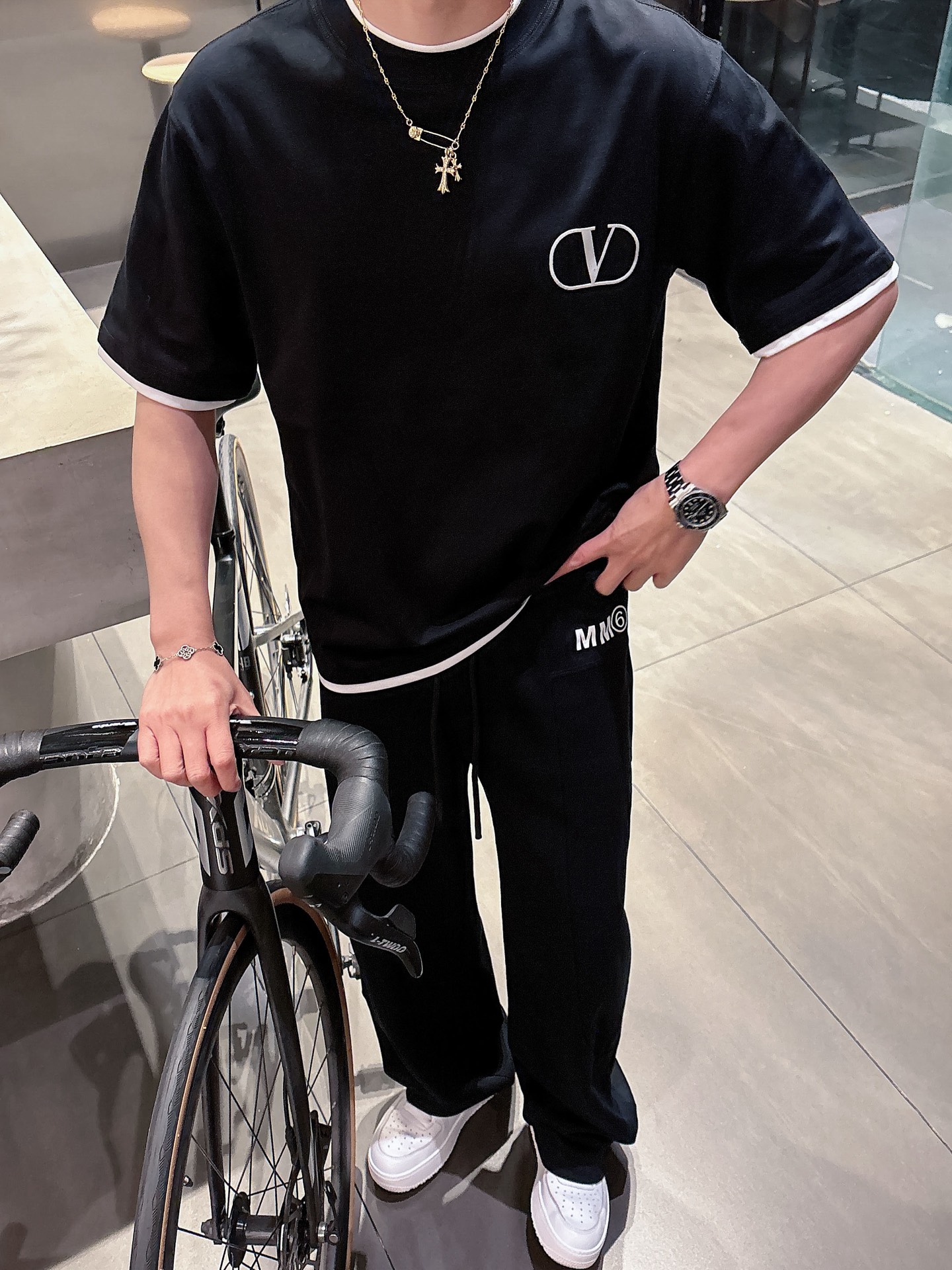 NO:115915,Warren Spring and Summer fake two-piece short-sleeved T-shirt, the fabric is made of high-quality fabric, flat, hard and stylish. The fake two-piece design is contrasting color spliced ​​to create a layered feeling, and the logo is embellished on the front and back of the chest. The design is super high street style, which is super beautiful and versatile!  Same model for men and women. Number of codes: S-XXL, valentino, T-shirt,tees, t-shirt,alexander wang19860909华伦春夏假两件新款短袖T恤,面料采用优质面料,平整硬挺有型,假两件设计撞色拼接穿出层次感,logo点缀于胸前后背,设计超高街风,超级好看百搭！男女同款 码数:S-XXL,,valentino,T-shirt,tees，t-shirt,alexander wang,Men's clothing