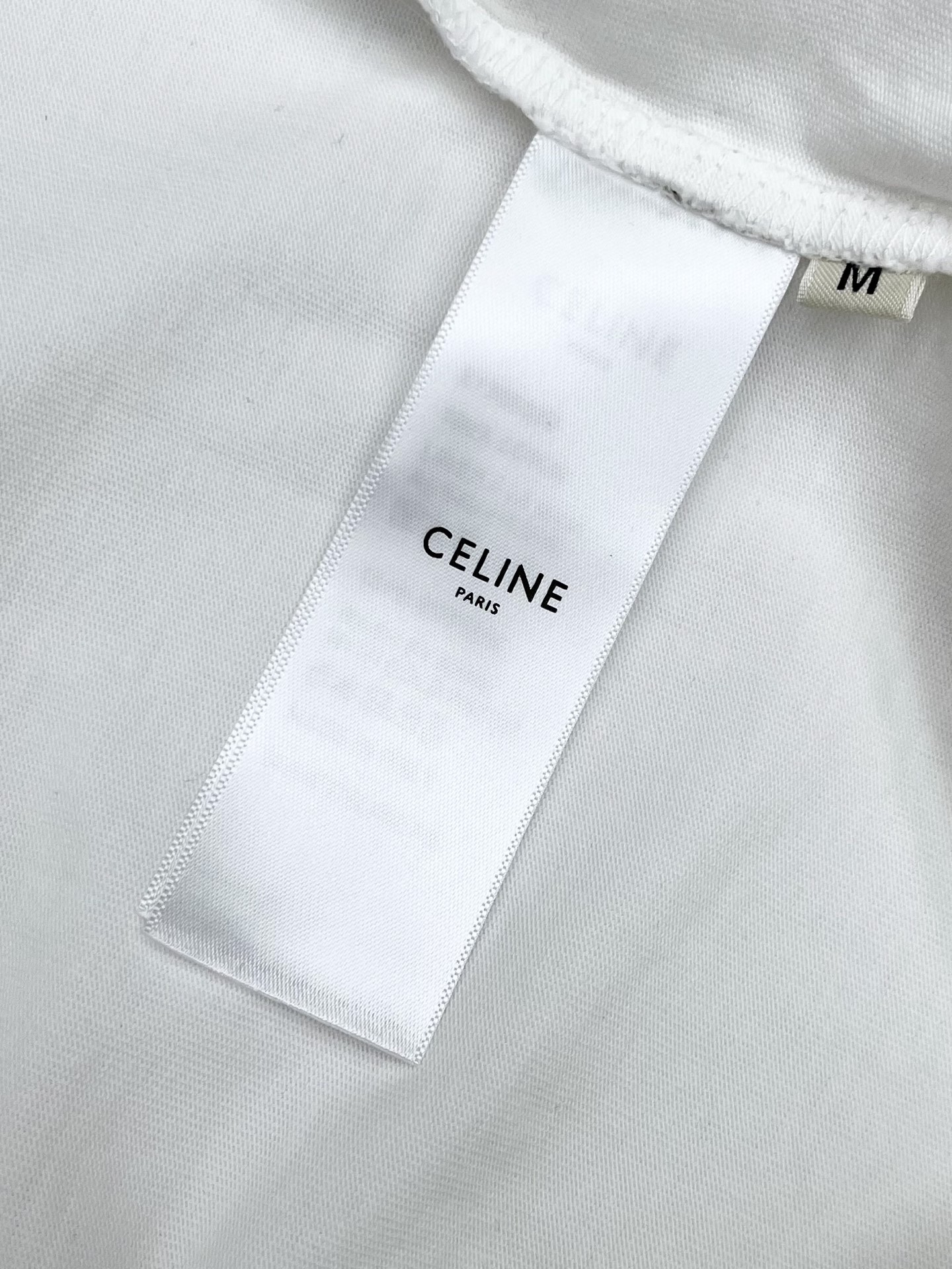   Celine🔥🔥新款凉感短袖，定制原版顶级棉面料，超级亲肤舒适，面料舒适柔软，前面植绒logo点缀，
