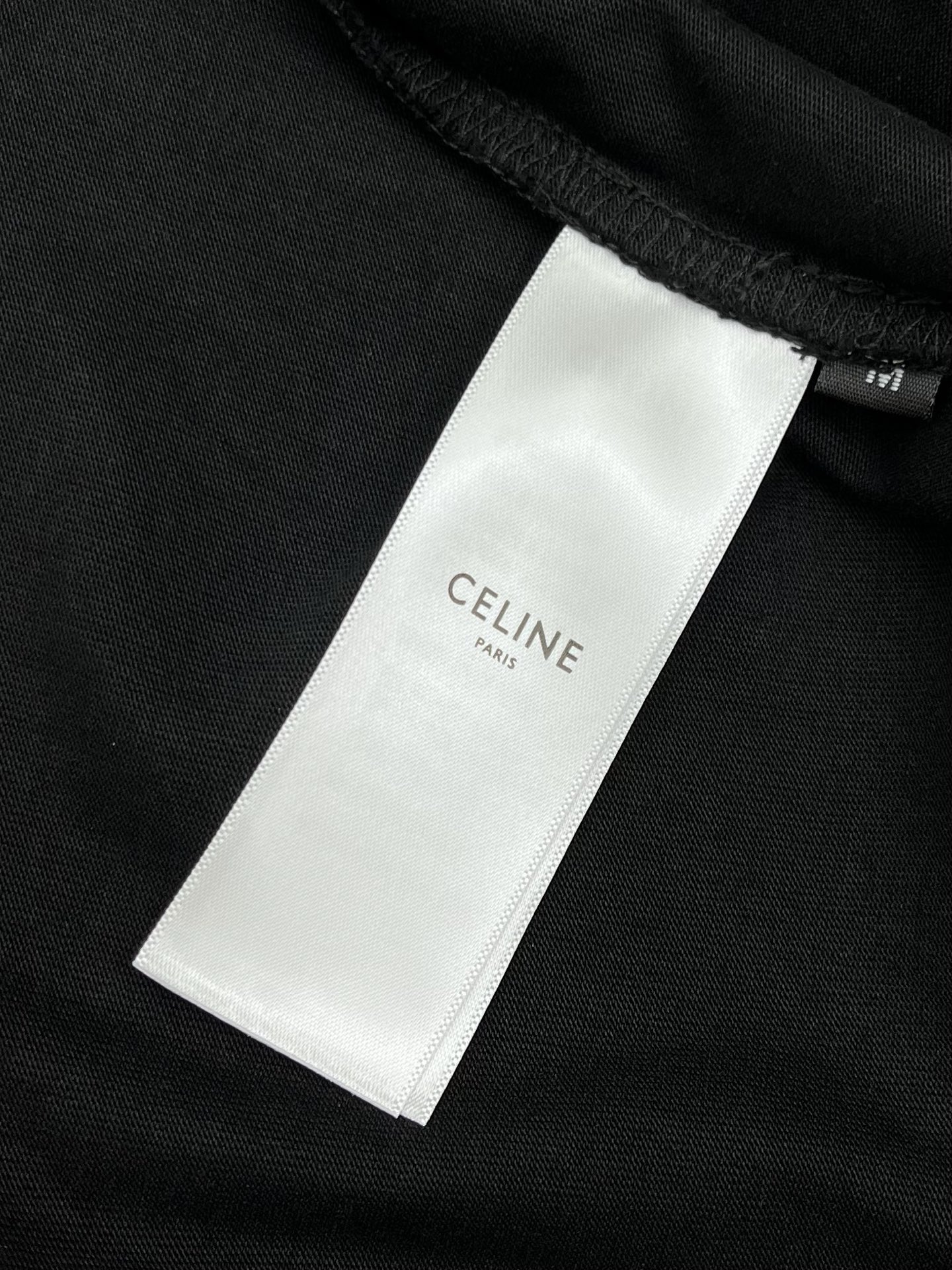   Celine🔥🔥新款凉感短袖，定制原版顶级棉面料，超级亲肤舒适，面料舒适柔软，前面植绒logo点缀，