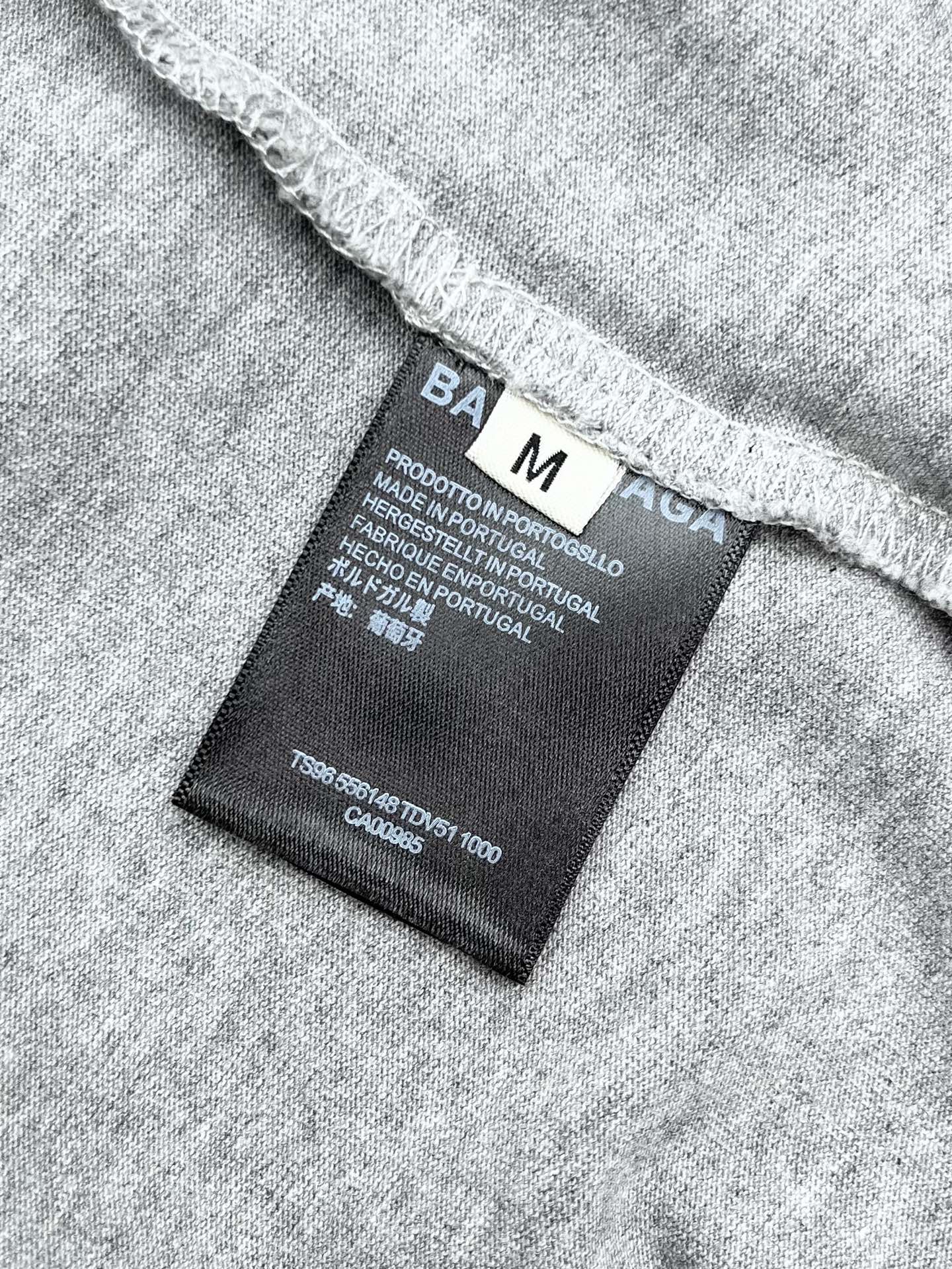   巴黎🔥🔥新款短袖T桖，采用定制定染纯棉面料，logo点缀于胸前，超级柔软细腻，沿边撞色设计，超级别具