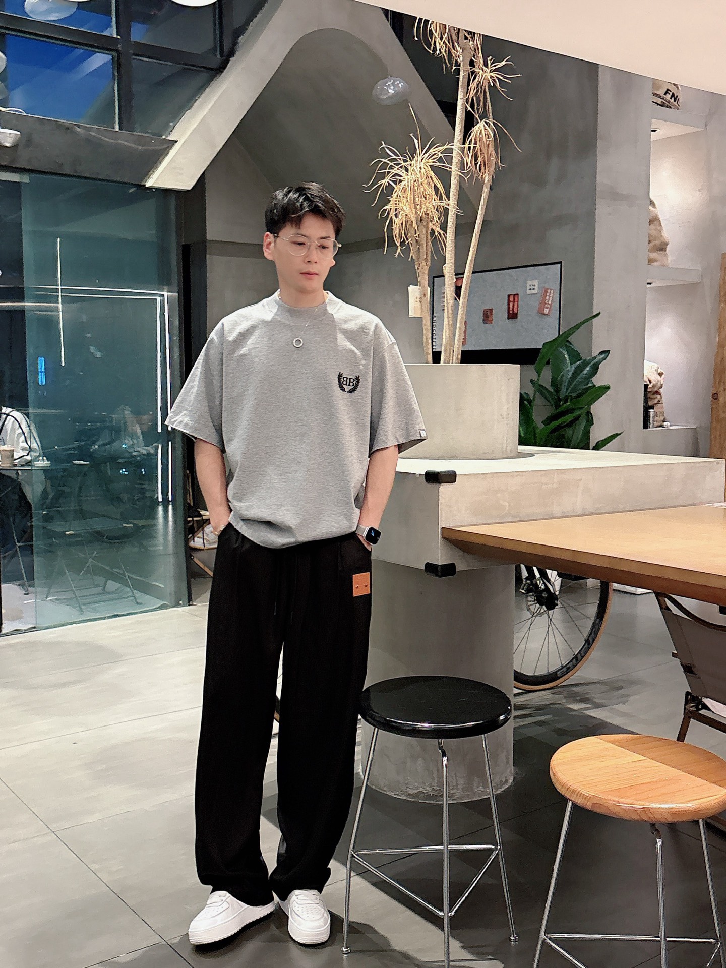 NO:152822,Luo Yiwei's new spring and summer casual pants are made of high-quality Laiser linen fabric, which is super comfortable, the fabric is excellent in skin-friendly and comfortable, the overall contour design is perfect, and it is crisp and stylish!  Clean, neat and high-end!  Code number M-XXXL, loewe, alexander wang19860909罗意威春夏新款休闲裤,采用优质莱赛尔亚麻面料,超级舒适,面料极好亲肤舒适,整体轮廓版型设计完美,挺括有型！干净利落高级感！码数M－XXXL,,loewe,alexander wang,Men's clothing