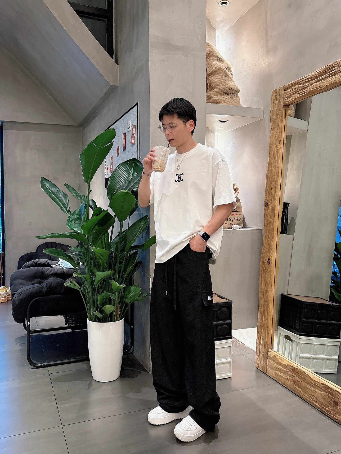 NO:152827,CD summer new pants, thin and cold silk straight trousers, men's artistic letter embroidery embellished with technological fiber stretch casual pants. A light and thin pants with a full sense of design. Various details are very exquisite, and the light and comfortable cold silk material is made of the side brand logo, which is full of design sense, integrated with the trousers, without any abruptness. The upper body is super durable and versatile!  Code number m-xxxL, alexander wang19860909CD夏季新款裤子,轻薄冰凉丝质地直筒长裤,男士艺术字母刺绣点缀科技纤维弹力休闲裤.设计感十足的一款轻薄裤装,各种细节做工非常精致,轻薄舒适的冰凉丝材质,侧边品牌标识设计感十足,与裤身一体,毫无突兀感.上身超级耐看百搭！码数m-xxxL,,alexander wang,Men's clothing