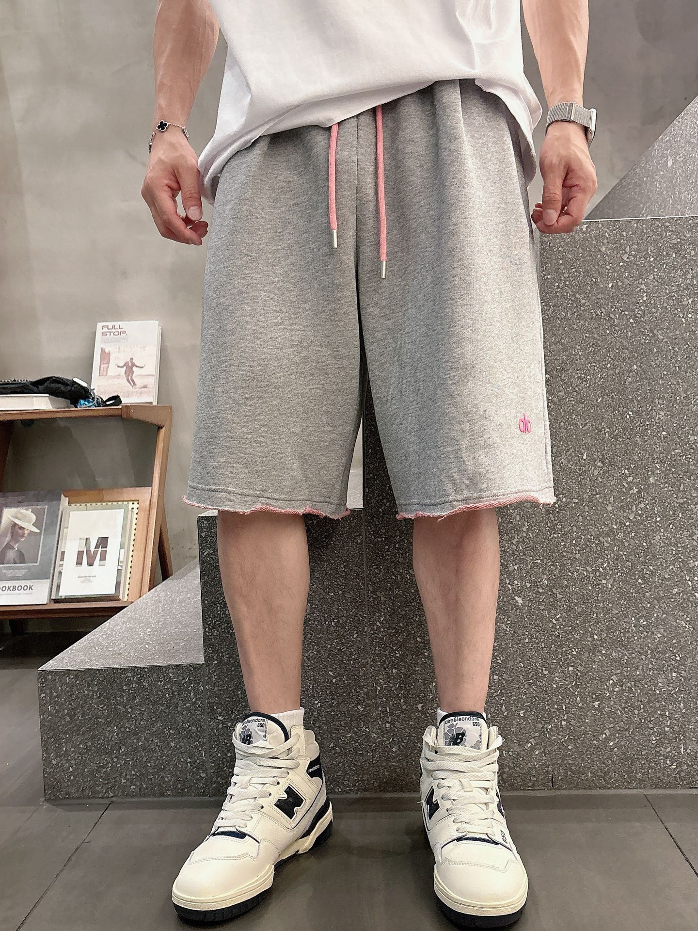 背心 短裤  alo🔥🔥夏季新款短裤！采用优质棉质毛圈面料，高弹舒适细腻，耐穿性能强。内里撞色设计超级好