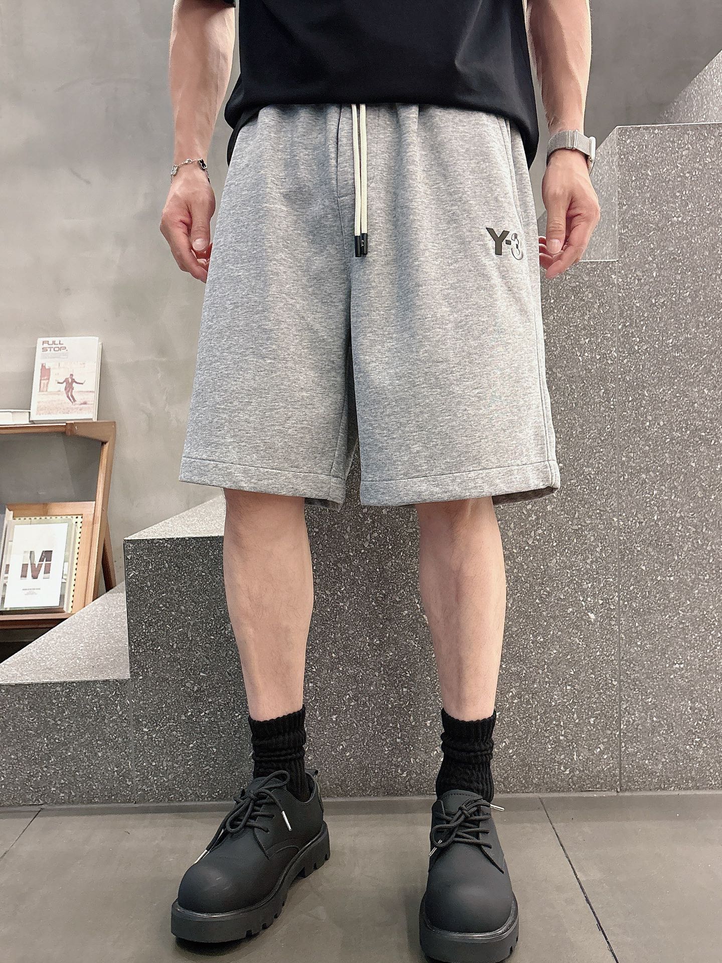   Y.3🔥🔥夏季新款短裤，采用优质棉质面料，超级轻肤软糯，面料超级好，前后两采用标识及签名印胶设计，五
